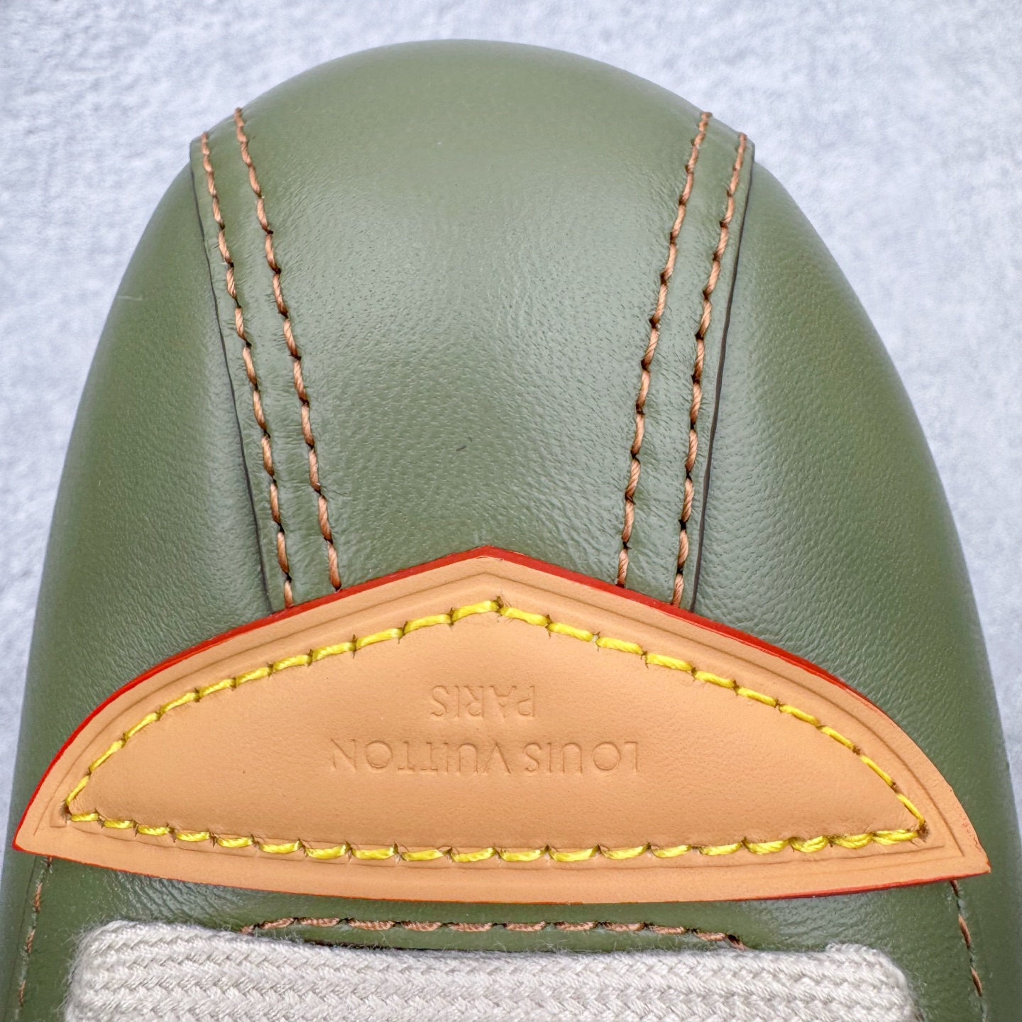 图片[18]-＃M纯原 LOUIS VUITTON x Nigo lv联名款 Buttersoft 牛皮革羊皮革 FW25 图案压纹 圆头系带 低帮 生活休闲鞋 男女同款 白色 外贸零售特供批次 2023全新纸板数据 印花高频效果碾压市面 市售天花板产物 耗时半年巨作 全套原厂新版原纸板楦头开发 原厂特供皮料加持 市场所有版本中综合最强的货品 GD实力大厂出品 全网最全配色更新最快 最成熟的做工稳定的品控 完美鞋型超高的清洁度 零毛边线头瑕疵 全套原楦原纸版原鞋开模 全网最具灵魂的版型 正确原装黄色鞋盒 正确中底印花 鞋面印花3D高频深度立体 全鞋电脑针车 紧密相连 针距密度一致 环保乳胶注塑鞋垫 厚度脚感还原原版 皮面裁剪部位 统一油边封口工艺 原装橡胶大底含胶量大底组合零偏差 专柜全套包装 防尘袋 说明书 质保卡 男女鞋 尺码：35 36 37 38 39 40 41 42 43 44 45-选品中心