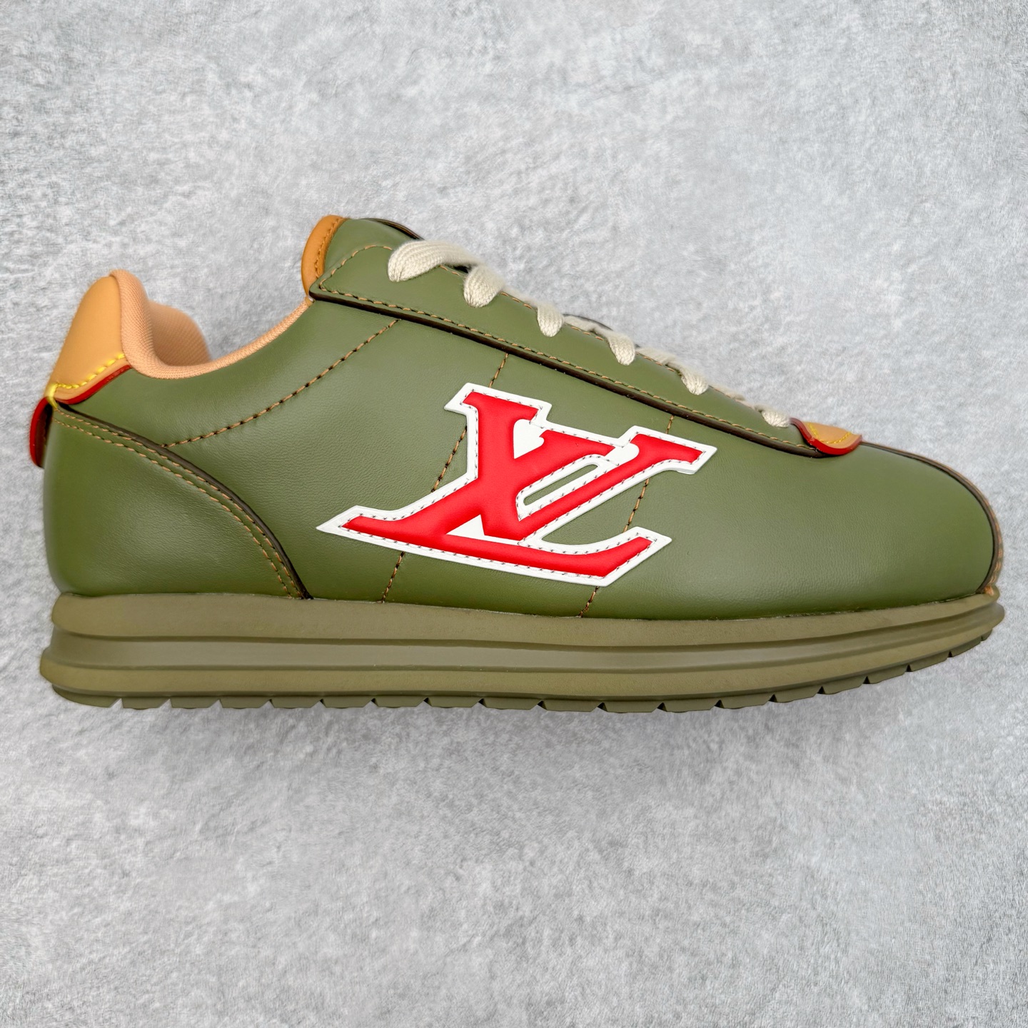 ＃M纯原 LOUIS VUITTON x Nigo lv联名款 Buttersoft 牛皮革羊皮革 FW25 图案压纹 圆头系带 低帮 生活休闲鞋 男女同款 白色 外贸零售特供批次 2023全新纸板数据 印花高频效果碾压市面 市售天花板产物 耗时半年巨作 全套原厂新版原纸板楦头开发 原厂特供皮料加持 市场所有版本中综合最强的货品 GD实力大厂出品 全网最全配色更新最快 最成熟的做工稳定的品控 完美鞋型超高的清洁度 零毛边线头瑕疵 全套原楦原纸版原鞋开模 全网最具灵魂的版型 正确原装黄色鞋盒 正确中底印花 鞋面印花3D高频深度立体 全鞋电脑针车 紧密相连 针距密度一致 环保乳胶注塑鞋垫 厚度脚感还原原版 皮面裁剪部位 统一油边封口工艺 原装橡胶大底含胶量大底组合零偏差 专柜全套包装 防尘袋 说明书 质保卡 男女鞋 尺码：35 36 37 38 39 40 41 42 43 44 45-选品中心