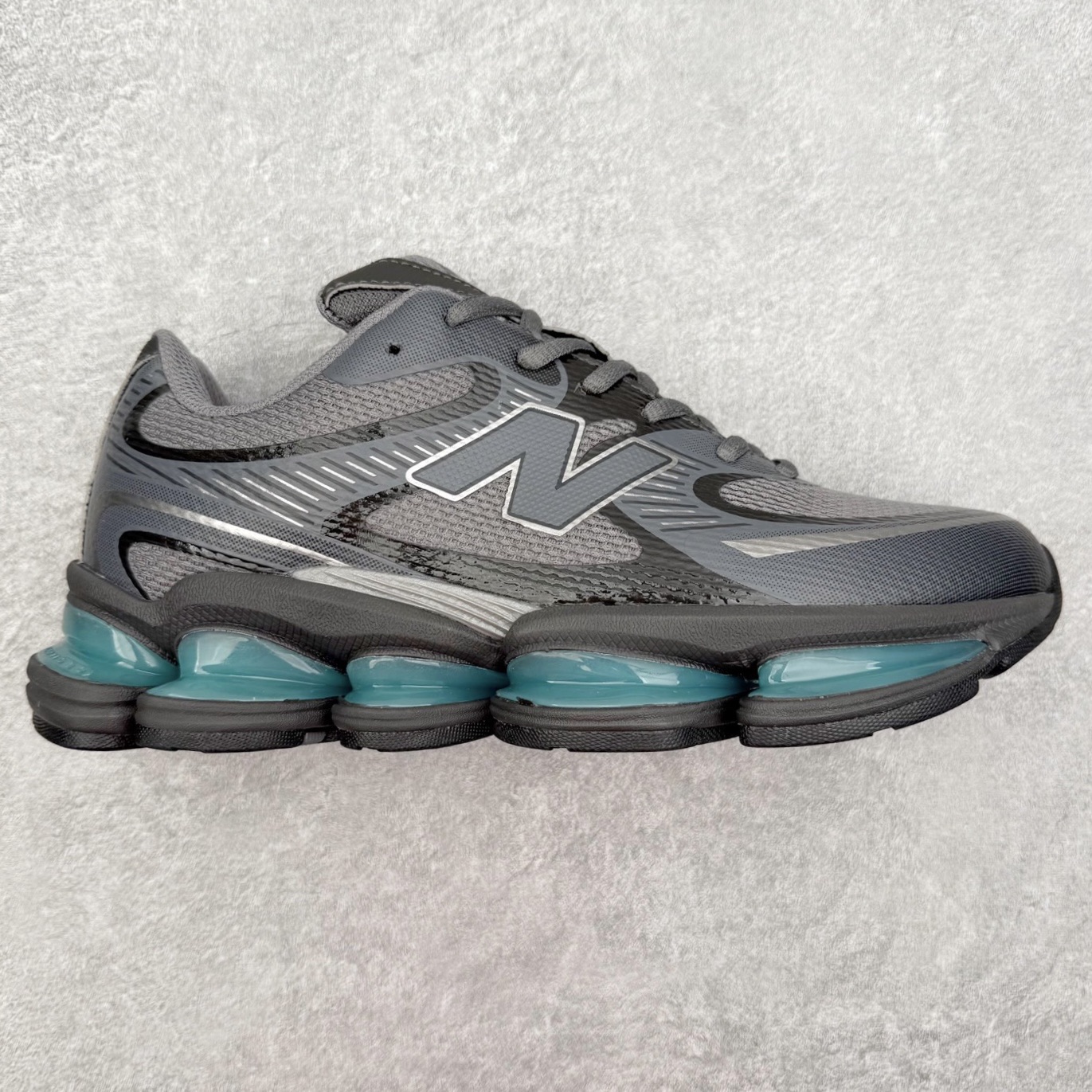 New Balance NB2000 舒适百搭防滑耐磨低帮 休闲跑步鞋 New Balance 在近两年的球鞋市场屡出奇招，在经典鞋型保持进一步增长的同时，推出的每一款新鞋型也都有傲人的战绩。在 327、9060 等鞋型获得成功之后，今天 New Balance 家族又迎来了新鲜血液的注入。这双 New Balance 2000 依然是融合了新旧元素的跑鞋造型，命名为 2000，或许是它的设计理念有着 Y2K 的血统。最大的亮点，在于这双鞋的中底。外侧以五个 ABZORB 单元，带来极具辨识度和冲击力的视觉效果，让这双鞋在外观和脚感方面都颇具吸引力。尺码：36 37 37.5 38 38.5 39 40 40.5 41 42 42.5 43 44 45 46-选品中心