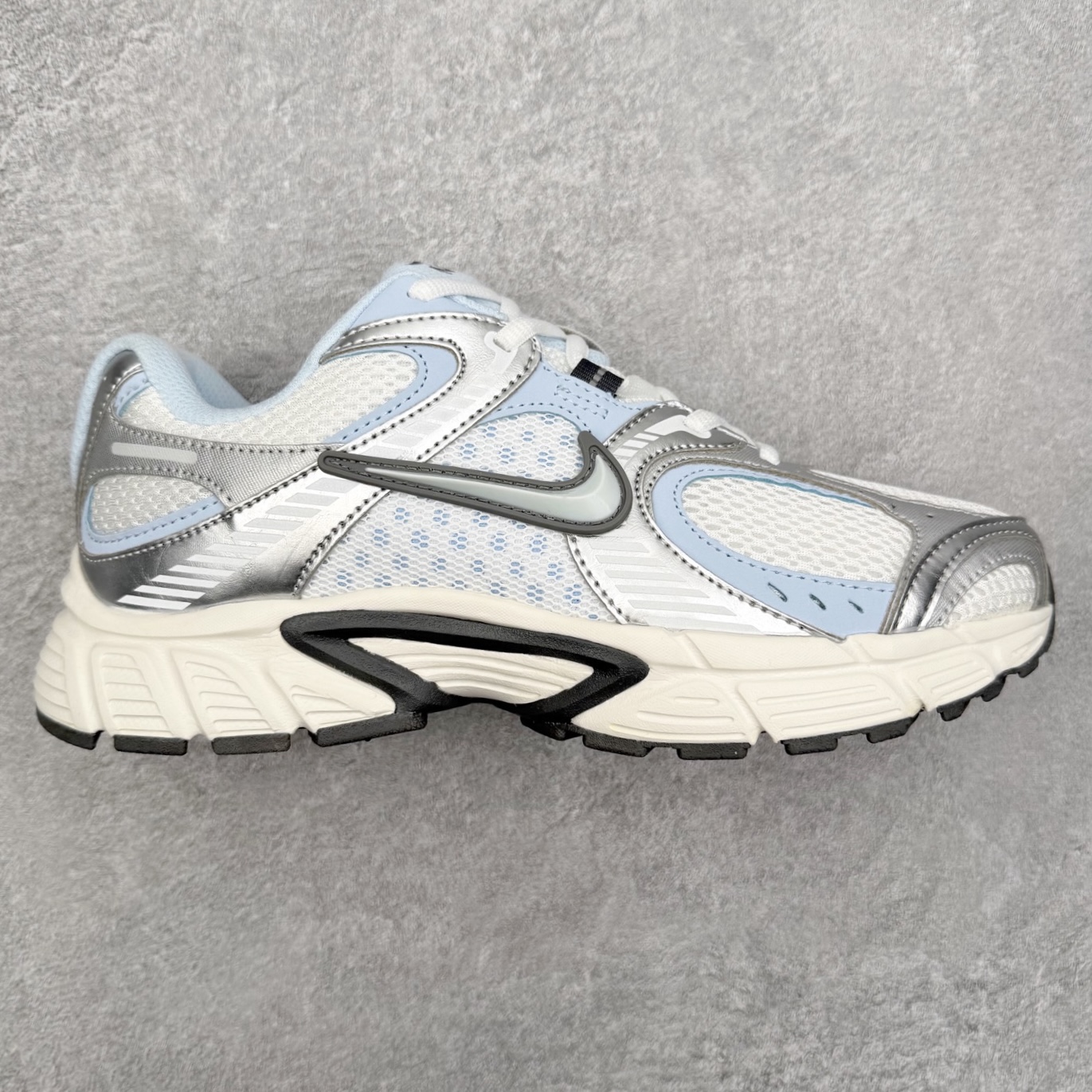 图片[2]-＃纯原福利 NK V5 RNR 舒适百搭防滑耐磨低帮跑步鞋 舒适有型适合日常穿着 该鞋款延续千禧年经典设计搭载泡绵中底 厚实而轻盈匠心细节巧搭立体耐克勾标志焕新演绎复古跑鞋 鞋款从千禧年美学汲取灵感 混搭多种材质突显层次感立体感和传统跑步风范 尺码：36 36.5 37.5 38 38.5 39 40 40.5 41 42 42.5 43 44 44.5 45-选品中心