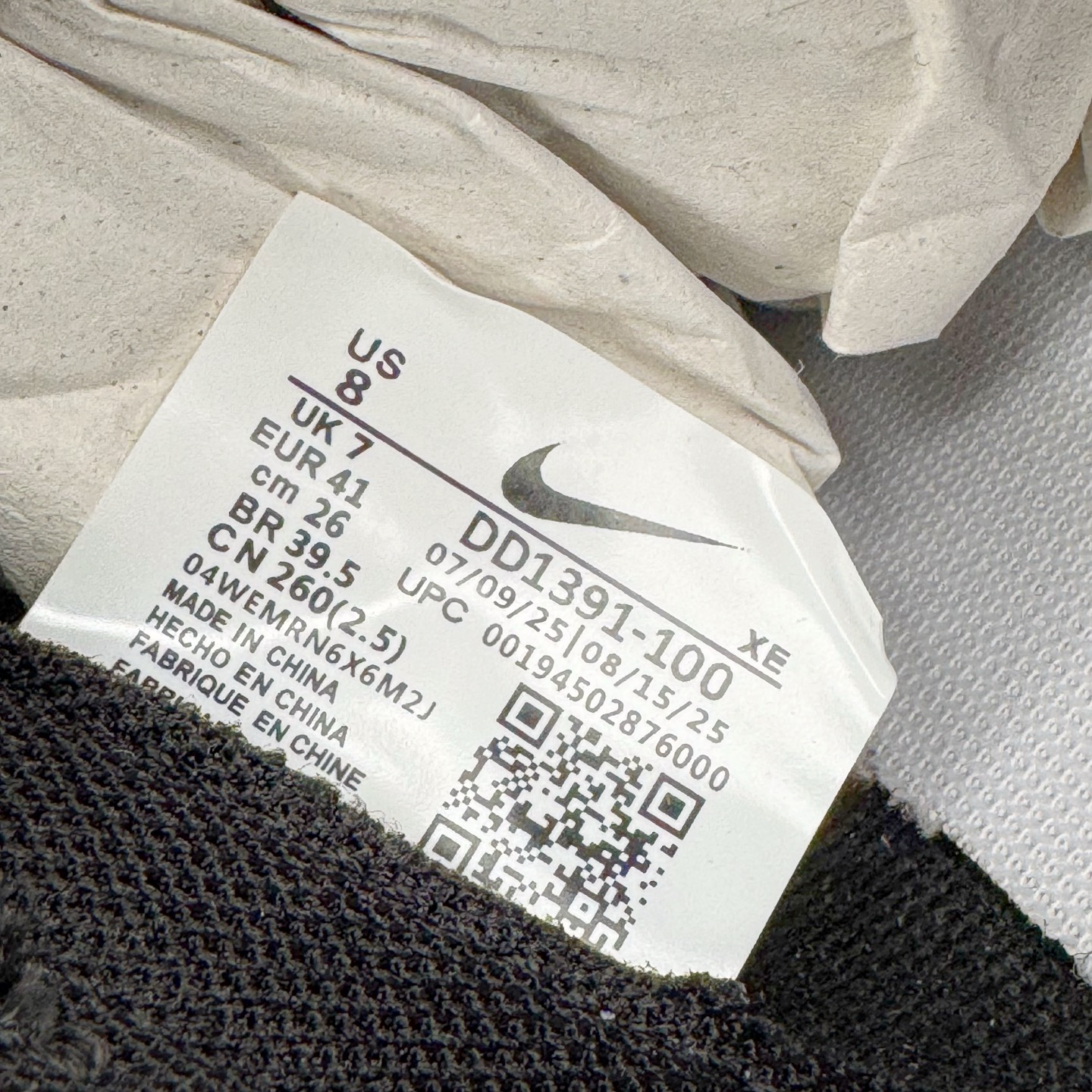 图片[12]-＃YC纯原 NK Dunk Low 渐变熊猫 DD1391-100 当熊猫配色突破常规，以黑白为画布，用渐变蓝Swoosh划破沉寂。如同夜色中透出的一抹月光，从鞋跟向鞋尖自然晕染，让经典瞬间拥有流动的诗意。鞋侧箭头如疾风掠过，与另一面“Ample”字样形成动静平衡的视觉彩蛋，低调宣告个性主张。定制系列天花板 无原鞋不开发 全系列得物原鞋一比一校对开发 配色持续更新中 终端对接 优势输出 全套原厂楦头原纸板数据档案倾力打造 原汁原味莞产 极致还原 圈内最强针车工艺 高端零售指定版 广东原厂配套原盒原标 鞋盒分三个尺码段 原厂冲刀 超高清洁度 全鞋零毛边皮料切割 采用原厂百宏鞋带以及原厂百宏织唛舌标 内标可供原厂几率过验 进口原装条纹中底布 四线拉帮白色点胶 原厂拉帮手法遵循公司 原厂电绣 极致还原 尺码：36 36.5 37.5 38 38.5 39 40 40.5 41 42 42.5 43 44 44.5 45 46-选品中心