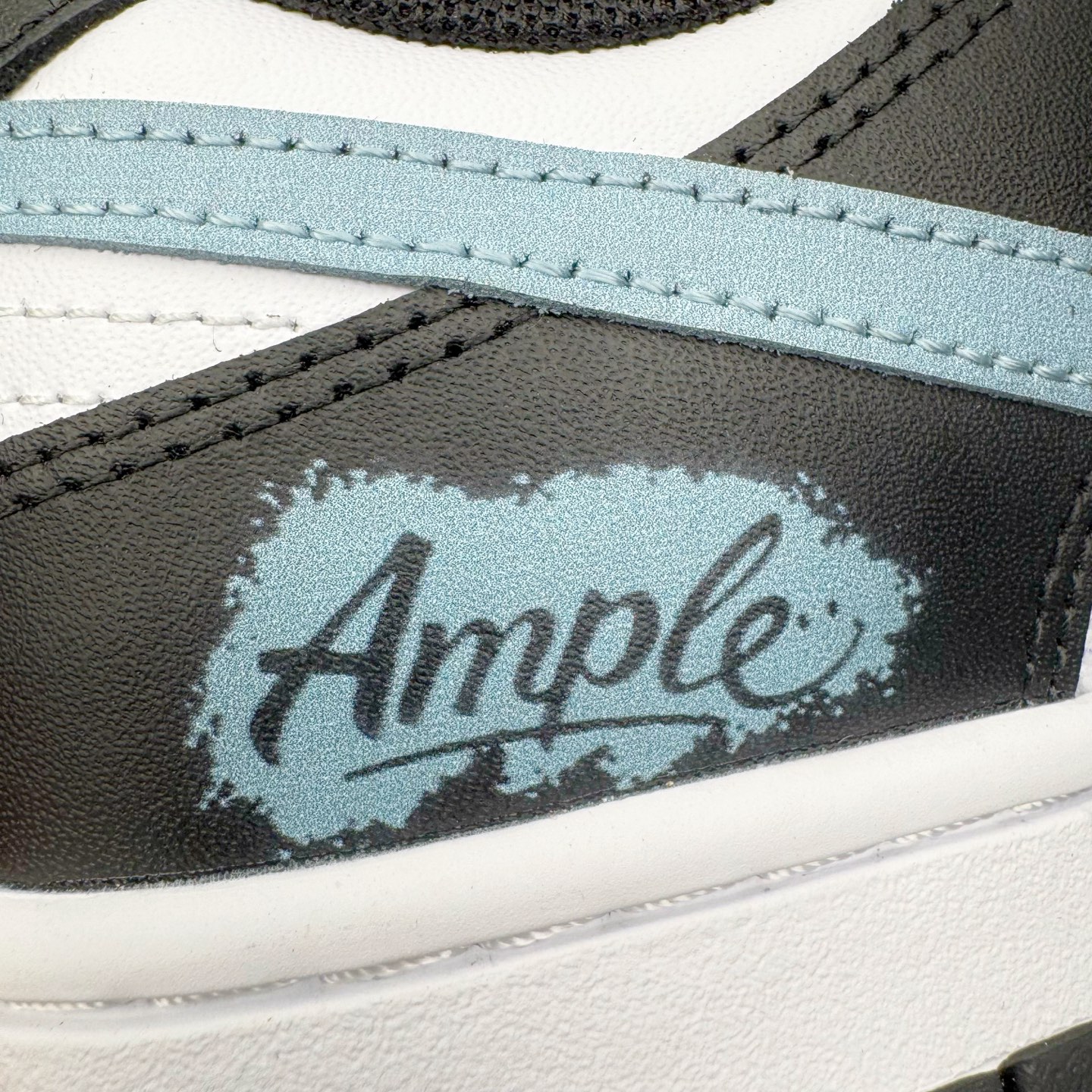 图片[17]-＃YC纯原 NK Dunk Low 渐变熊猫 DD1391-100 当熊猫配色突破常规，以黑白为画布，用渐变蓝Swoosh划破沉寂。如同夜色中透出的一抹月光，从鞋跟向鞋尖自然晕染，让经典瞬间拥有流动的诗意。鞋侧箭头如疾风掠过，与另一面“Ample”字样形成动静平衡的视觉彩蛋，低调宣告个性主张。定制系列天花板 无原鞋不开发 全系列得物原鞋一比一校对开发 配色持续更新中 终端对接 优势输出 全套原厂楦头原纸板数据档案倾力打造 原汁原味莞产 极致还原 圈内最强针车工艺 高端零售指定版 广东原厂配套原盒原标 鞋盒分三个尺码段 原厂冲刀 超高清洁度 全鞋零毛边皮料切割 采用原厂百宏鞋带以及原厂百宏织唛舌标 内标可供原厂几率过验 进口原装条纹中底布 四线拉帮白色点胶 原厂拉帮手法遵循公司 原厂电绣 极致还原 尺码：36 36.5 37.5 38 38.5 39 40 40.5 41 42 42.5 43 44 44.5 45 46-选品中心