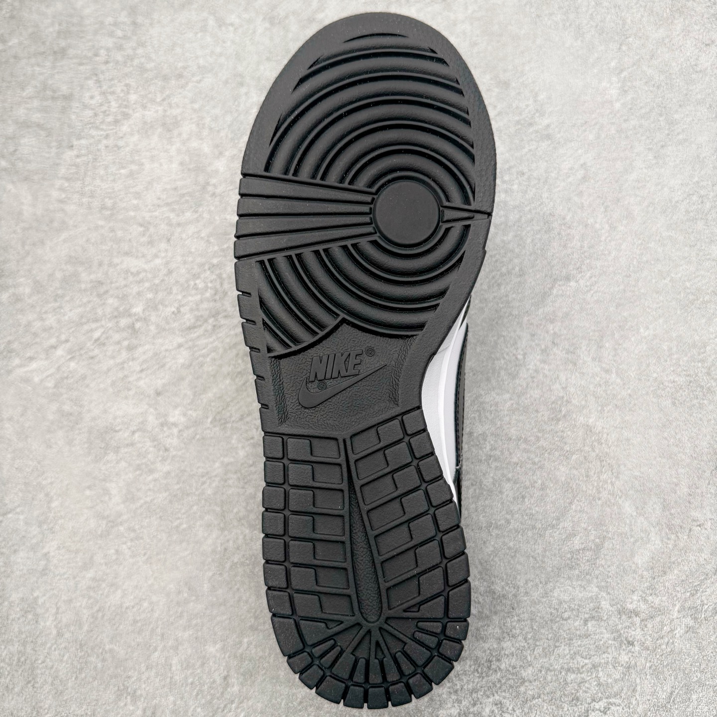 图片[9]-＃YC纯原 NK Dunk Low 渐变熊猫 DD1391-100 当熊猫配色突破常规，以黑白为画布，用渐变蓝Swoosh划破沉寂。如同夜色中透出的一抹月光，从鞋跟向鞋尖自然晕染，让经典瞬间拥有流动的诗意。鞋侧箭头如疾风掠过，与另一面“Ample”字样形成动静平衡的视觉彩蛋，低调宣告个性主张。定制系列天花板 无原鞋不开发 全系列得物原鞋一比一校对开发 配色持续更新中 终端对接 优势输出 全套原厂楦头原纸板数据档案倾力打造 原汁原味莞产 极致还原 圈内最强针车工艺 高端零售指定版 广东原厂配套原盒原标 鞋盒分三个尺码段 原厂冲刀 超高清洁度 全鞋零毛边皮料切割 采用原厂百宏鞋带以及原厂百宏织唛舌标 内标可供原厂几率过验 进口原装条纹中底布 四线拉帮白色点胶 原厂拉帮手法遵循公司 原厂电绣 极致还原 尺码：36 36.5 37.5 38 38.5 39 40 40.5 41 42 42.5 43 44 44.5 45 46-选品中心