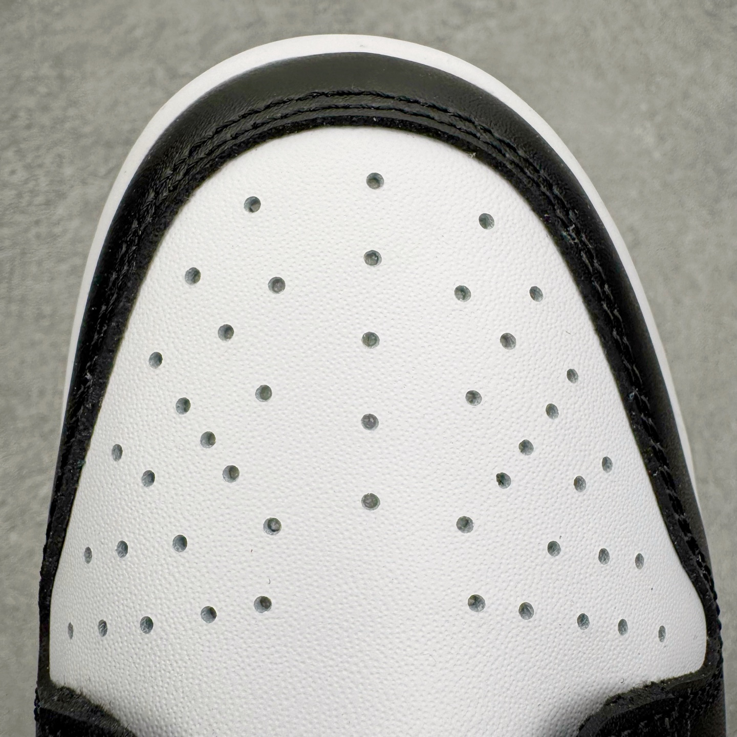 图片[15]-＃YC纯原 NK Dunk Low 渐变熊猫 DD1391-100 当熊猫配色突破常规，以黑白为画布，用渐变蓝Swoosh划破沉寂。如同夜色中透出的一抹月光，从鞋跟向鞋尖自然晕染，让经典瞬间拥有流动的诗意。鞋侧箭头如疾风掠过，与另一面“Ample”字样形成动静平衡的视觉彩蛋，低调宣告个性主张。定制系列天花板 无原鞋不开发 全系列得物原鞋一比一校对开发 配色持续更新中 终端对接 优势输出 全套原厂楦头原纸板数据档案倾力打造 原汁原味莞产 极致还原 圈内最强针车工艺 高端零售指定版 广东原厂配套原盒原标 鞋盒分三个尺码段 原厂冲刀 超高清洁度 全鞋零毛边皮料切割 采用原厂百宏鞋带以及原厂百宏织唛舌标 内标可供原厂几率过验 进口原装条纹中底布 四线拉帮白色点胶 原厂拉帮手法遵循公司 原厂电绣 极致还原 尺码：36 36.5 37.5 38 38.5 39 40 40.5 41 42 42.5 43 44 44.5 45 46-选品中心