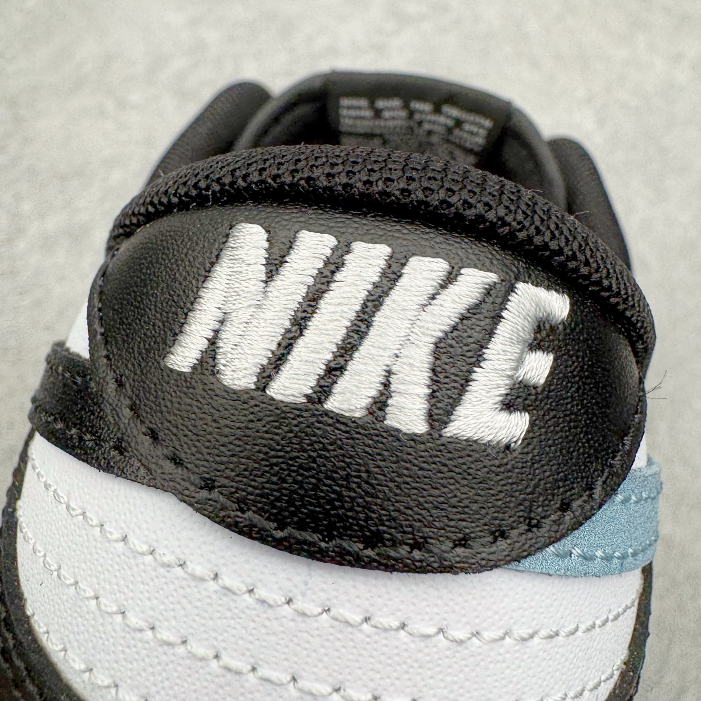 图片[16]-＃YC纯原 NK Dunk Low 渐变熊猫 DD1391-100 当熊猫配色突破常规，以黑白为画布，用渐变蓝Swoosh划破沉寂。如同夜色中透出的一抹月光，从鞋跟向鞋尖自然晕染，让经典瞬间拥有流动的诗意。鞋侧箭头如疾风掠过，与另一面“Ample”字样形成动静平衡的视觉彩蛋，低调宣告个性主张。定制系列天花板 无原鞋不开发 全系列得物原鞋一比一校对开发 配色持续更新中 终端对接 优势输出 全套原厂楦头原纸板数据档案倾力打造 原汁原味莞产 极致还原 圈内最强针车工艺 高端零售指定版 广东原厂配套原盒原标 鞋盒分三个尺码段 原厂冲刀 超高清洁度 全鞋零毛边皮料切割 采用原厂百宏鞋带以及原厂百宏织唛舌标 内标可供原厂几率过验 进口原装条纹中底布 四线拉帮白色点胶 原厂拉帮手法遵循公司 原厂电绣 极致还原 尺码：36 36.5 37.5 38 38.5 39 40 40.5 41 42 42.5 43 44 44.5 45 46-选品中心