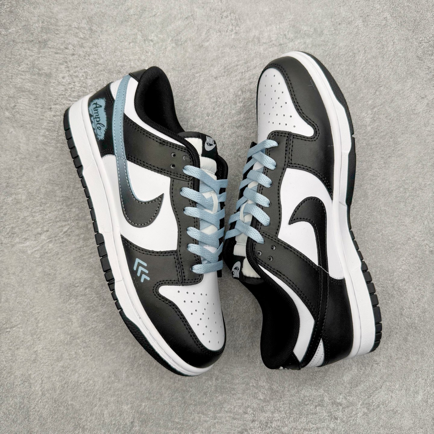 图片[3]-＃YC纯原 NK Dunk Low 渐变熊猫 DD1391-100 当熊猫配色突破常规，以黑白为画布，用渐变蓝Swoosh划破沉寂。如同夜色中透出的一抹月光，从鞋跟向鞋尖自然晕染，让经典瞬间拥有流动的诗意。鞋侧箭头如疾风掠过，与另一面“Ample”字样形成动静平衡的视觉彩蛋，低调宣告个性主张。定制系列天花板 无原鞋不开发 全系列得物原鞋一比一校对开发 配色持续更新中 终端对接 优势输出 全套原厂楦头原纸板数据档案倾力打造 原汁原味莞产 极致还原 圈内最强针车工艺 高端零售指定版 广东原厂配套原盒原标 鞋盒分三个尺码段 原厂冲刀 超高清洁度 全鞋零毛边皮料切割 采用原厂百宏鞋带以及原厂百宏织唛舌标 内标可供原厂几率过验 进口原装条纹中底布 四线拉帮白色点胶 原厂拉帮手法遵循公司 原厂电绣 极致还原 尺码：36 36.5 37.5 38 38.5 39 40 40.5 41 42 42.5 43 44 44.5 45 46-选品中心