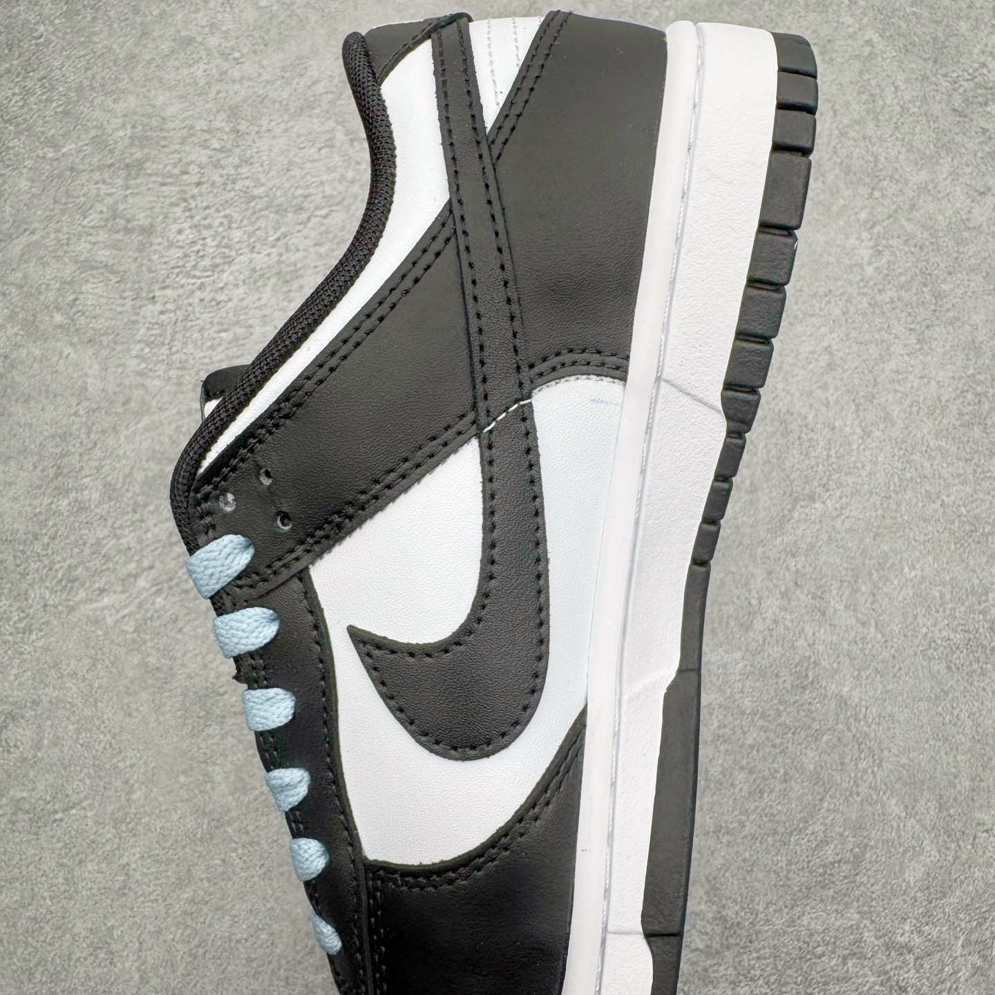 图片[6]-＃YC纯原 NK Dunk Low 渐变熊猫 DD1391-100 当熊猫配色突破常规，以黑白为画布，用渐变蓝Swoosh划破沉寂。如同夜色中透出的一抹月光，从鞋跟向鞋尖自然晕染，让经典瞬间拥有流动的诗意。鞋侧箭头如疾风掠过，与另一面“Ample”字样形成动静平衡的视觉彩蛋，低调宣告个性主张。定制系列天花板 无原鞋不开发 全系列得物原鞋一比一校对开发 配色持续更新中 终端对接 优势输出 全套原厂楦头原纸板数据档案倾力打造 原汁原味莞产 极致还原 圈内最强针车工艺 高端零售指定版 广东原厂配套原盒原标 鞋盒分三个尺码段 原厂冲刀 超高清洁度 全鞋零毛边皮料切割 采用原厂百宏鞋带以及原厂百宏织唛舌标 内标可供原厂几率过验 进口原装条纹中底布 四线拉帮白色点胶 原厂拉帮手法遵循公司 原厂电绣 极致还原 尺码：36 36.5 37.5 38 38.5 39 40 40.5 41 42 42.5 43 44 44.5 45 46-选品中心