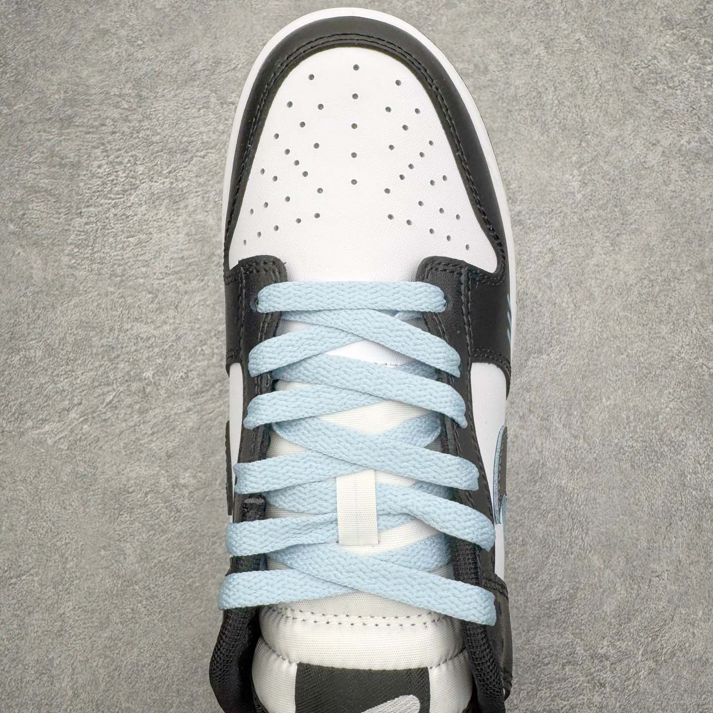 图片[4]-＃YC纯原 NK Dunk Low 渐变熊猫 DD1391-100 当熊猫配色突破常规，以黑白为画布，用渐变蓝Swoosh划破沉寂。如同夜色中透出的一抹月光，从鞋跟向鞋尖自然晕染，让经典瞬间拥有流动的诗意。鞋侧箭头如疾风掠过，与另一面“Ample”字样形成动静平衡的视觉彩蛋，低调宣告个性主张。定制系列天花板 无原鞋不开发 全系列得物原鞋一比一校对开发 配色持续更新中 终端对接 优势输出 全套原厂楦头原纸板数据档案倾力打造 原汁原味莞产 极致还原 圈内最强针车工艺 高端零售指定版 广东原厂配套原盒原标 鞋盒分三个尺码段 原厂冲刀 超高清洁度 全鞋零毛边皮料切割 采用原厂百宏鞋带以及原厂百宏织唛舌标 内标可供原厂几率过验 进口原装条纹中底布 四线拉帮白色点胶 原厂拉帮手法遵循公司 原厂电绣 极致还原 尺码：36 36.5 37.5 38 38.5 39 40 40.5 41 42 42.5 43 44 44.5 45 46-选品中心