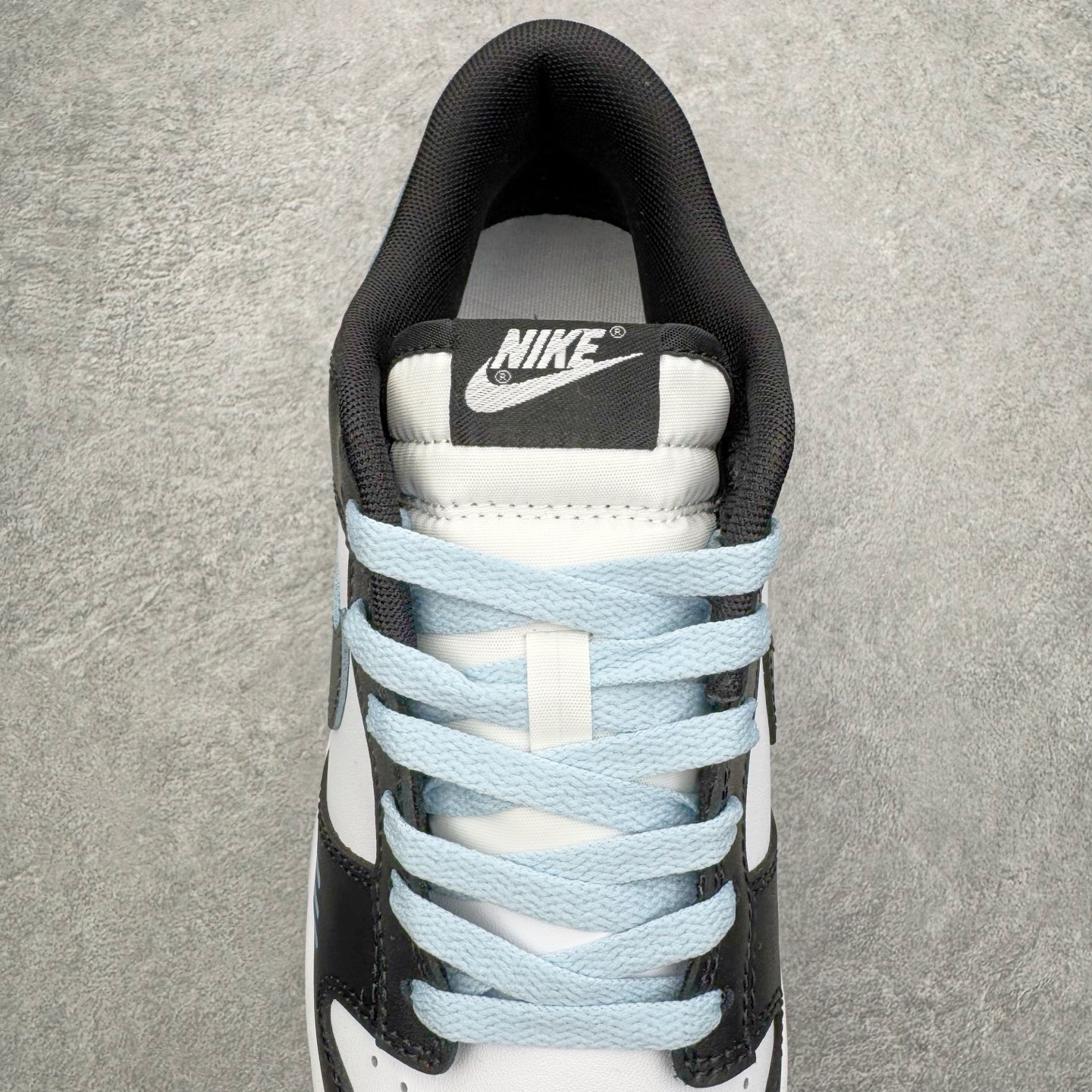 图片[5]-＃YC纯原 NK Dunk Low 渐变熊猫 DD1391-100 当熊猫配色突破常规，以黑白为画布，用渐变蓝Swoosh划破沉寂。如同夜色中透出的一抹月光，从鞋跟向鞋尖自然晕染，让经典瞬间拥有流动的诗意。鞋侧箭头如疾风掠过，与另一面“Ample”字样形成动静平衡的视觉彩蛋，低调宣告个性主张。定制系列天花板 无原鞋不开发 全系列得物原鞋一比一校对开发 配色持续更新中 终端对接 优势输出 全套原厂楦头原纸板数据档案倾力打造 原汁原味莞产 极致还原 圈内最强针车工艺 高端零售指定版 广东原厂配套原盒原标 鞋盒分三个尺码段 原厂冲刀 超高清洁度 全鞋零毛边皮料切割 采用原厂百宏鞋带以及原厂百宏织唛舌标 内标可供原厂几率过验 进口原装条纹中底布 四线拉帮白色点胶 原厂拉帮手法遵循公司 原厂电绣 极致还原 尺码：36 36.5 37.5 38 38.5 39 40 40.5 41 42 42.5 43 44 44.5 45 46-选品中心