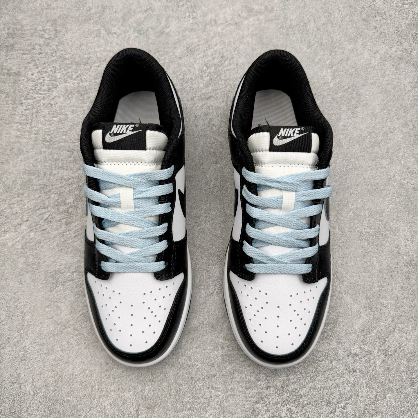 图片[2]-＃YC纯原 NK Dunk Low 渐变熊猫 DD1391-100 当熊猫配色突破常规，以黑白为画布，用渐变蓝Swoosh划破沉寂。如同夜色中透出的一抹月光，从鞋跟向鞋尖自然晕染，让经典瞬间拥有流动的诗意。鞋侧箭头如疾风掠过，与另一面“Ample”字样形成动静平衡的视觉彩蛋，低调宣告个性主张。定制系列天花板 无原鞋不开发 全系列得物原鞋一比一校对开发 配色持续更新中 终端对接 优势输出 全套原厂楦头原纸板数据档案倾力打造 原汁原味莞产 极致还原 圈内最强针车工艺 高端零售指定版 广东原厂配套原盒原标 鞋盒分三个尺码段 原厂冲刀 超高清洁度 全鞋零毛边皮料切割 采用原厂百宏鞋带以及原厂百宏织唛舌标 内标可供原厂几率过验 进口原装条纹中底布 四线拉帮白色点胶 原厂拉帮手法遵循公司 原厂电绣 极致还原 尺码：36 36.5 37.5 38 38.5 39 40 40.5 41 42 42.5 43 44 44.5 45 46-选品中心