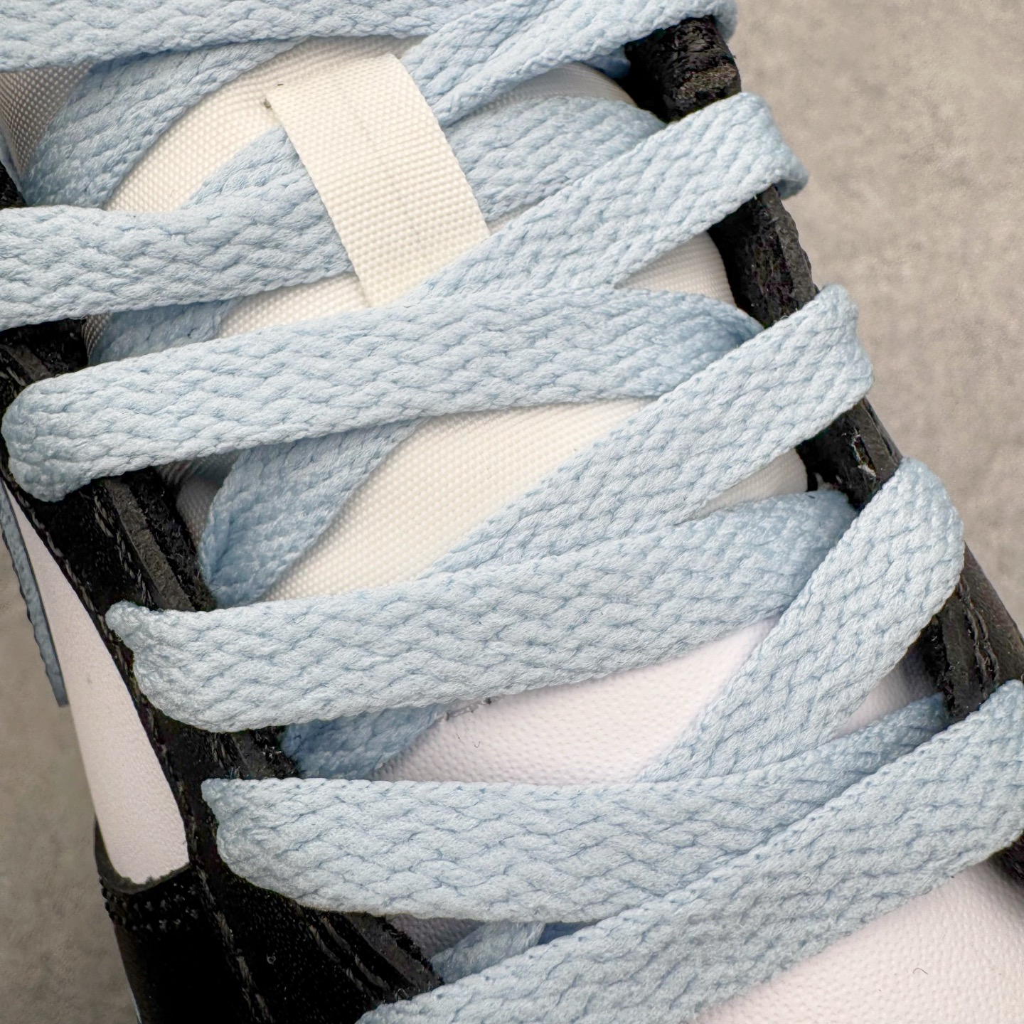 图片[14]-＃YC纯原 NK Dunk Low 渐变熊猫 DD1391-100 当熊猫配色突破常规，以黑白为画布，用渐变蓝Swoosh划破沉寂。如同夜色中透出的一抹月光，从鞋跟向鞋尖自然晕染，让经典瞬间拥有流动的诗意。鞋侧箭头如疾风掠过，与另一面“Ample”字样形成动静平衡的视觉彩蛋，低调宣告个性主张。定制系列天花板 无原鞋不开发 全系列得物原鞋一比一校对开发 配色持续更新中 终端对接 优势输出 全套原厂楦头原纸板数据档案倾力打造 原汁原味莞产 极致还原 圈内最强针车工艺 高端零售指定版 广东原厂配套原盒原标 鞋盒分三个尺码段 原厂冲刀 超高清洁度 全鞋零毛边皮料切割 采用原厂百宏鞋带以及原厂百宏织唛舌标 内标可供原厂几率过验 进口原装条纹中底布 四线拉帮白色点胶 原厂拉帮手法遵循公司 原厂电绣 极致还原 尺码：36 36.5 37.5 38 38.5 39 40 40.5 41 42 42.5 43 44 44.5 45 46-选品中心