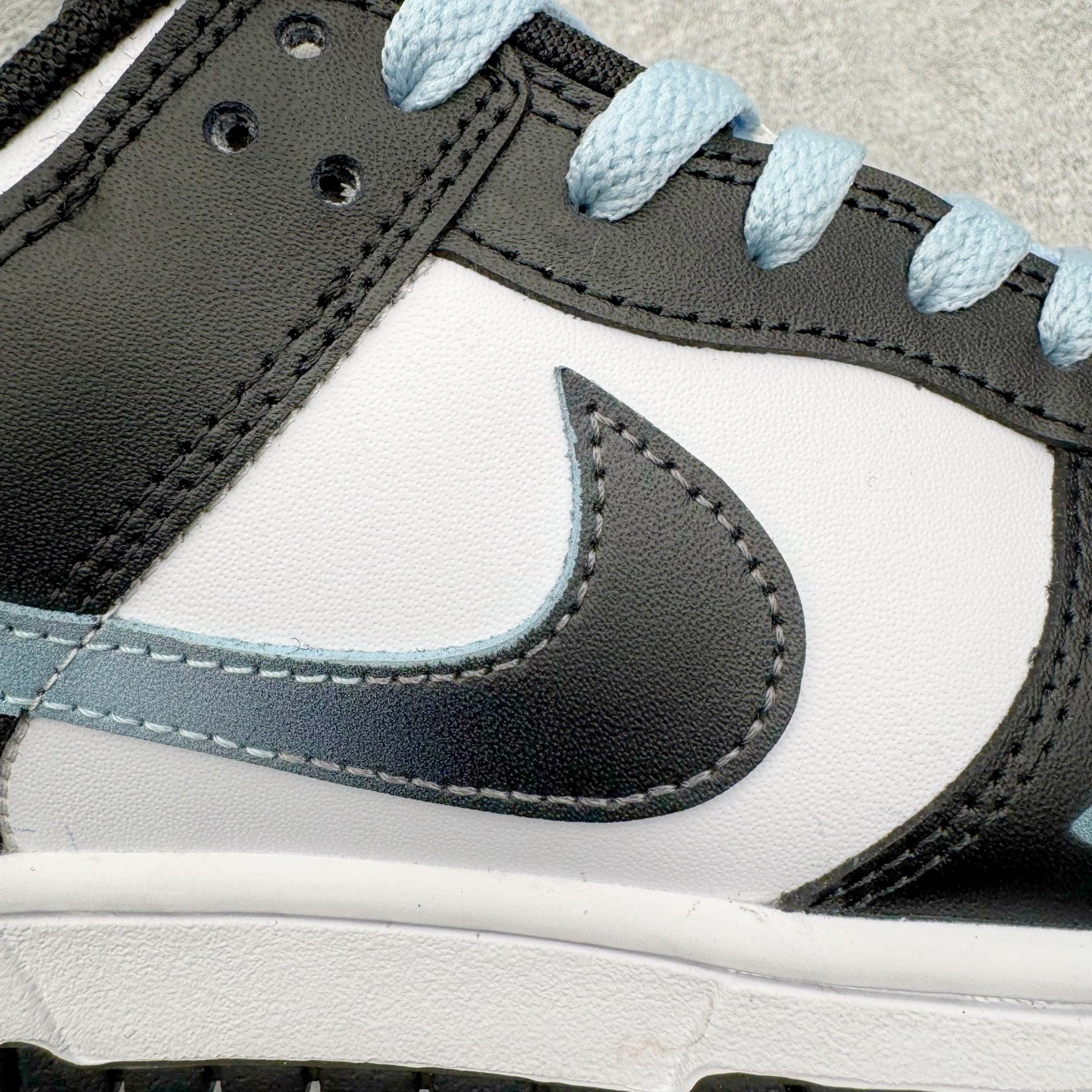 图片[18]-＃YC纯原 NK Dunk Low 渐变熊猫 DD1391-100 当熊猫配色突破常规，以黑白为画布，用渐变蓝Swoosh划破沉寂。如同夜色中透出的一抹月光，从鞋跟向鞋尖自然晕染，让经典瞬间拥有流动的诗意。鞋侧箭头如疾风掠过，与另一面“Ample”字样形成动静平衡的视觉彩蛋，低调宣告个性主张。定制系列天花板 无原鞋不开发 全系列得物原鞋一比一校对开发 配色持续更新中 终端对接 优势输出 全套原厂楦头原纸板数据档案倾力打造 原汁原味莞产 极致还原 圈内最强针车工艺 高端零售指定版 广东原厂配套原盒原标 鞋盒分三个尺码段 原厂冲刀 超高清洁度 全鞋零毛边皮料切割 采用原厂百宏鞋带以及原厂百宏织唛舌标 内标可供原厂几率过验 进口原装条纹中底布 四线拉帮白色点胶 原厂拉帮手法遵循公司 原厂电绣 极致还原 尺码：36 36.5 37.5 38 38.5 39 40 40.5 41 42 42.5 43 44 44.5 45 46-选品中心