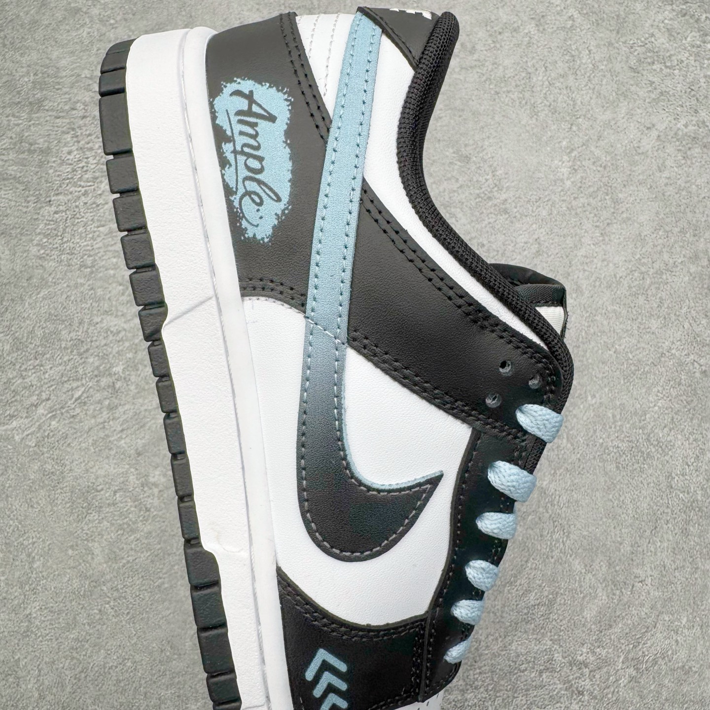 图片[7]-＃YC纯原 NK Dunk Low 渐变熊猫 DD1391-100 当熊猫配色突破常规，以黑白为画布，用渐变蓝Swoosh划破沉寂。如同夜色中透出的一抹月光，从鞋跟向鞋尖自然晕染，让经典瞬间拥有流动的诗意。鞋侧箭头如疾风掠过，与另一面“Ample”字样形成动静平衡的视觉彩蛋，低调宣告个性主张。定制系列天花板 无原鞋不开发 全系列得物原鞋一比一校对开发 配色持续更新中 终端对接 优势输出 全套原厂楦头原纸板数据档案倾力打造 原汁原味莞产 极致还原 圈内最强针车工艺 高端零售指定版 广东原厂配套原盒原标 鞋盒分三个尺码段 原厂冲刀 超高清洁度 全鞋零毛边皮料切割 采用原厂百宏鞋带以及原厂百宏织唛舌标 内标可供原厂几率过验 进口原装条纹中底布 四线拉帮白色点胶 原厂拉帮手法遵循公司 原厂电绣 极致还原 尺码：36 36.5 37.5 38 38.5 39 40 40.5 41 42 42.5 43 44 44.5 45 46-选品中心