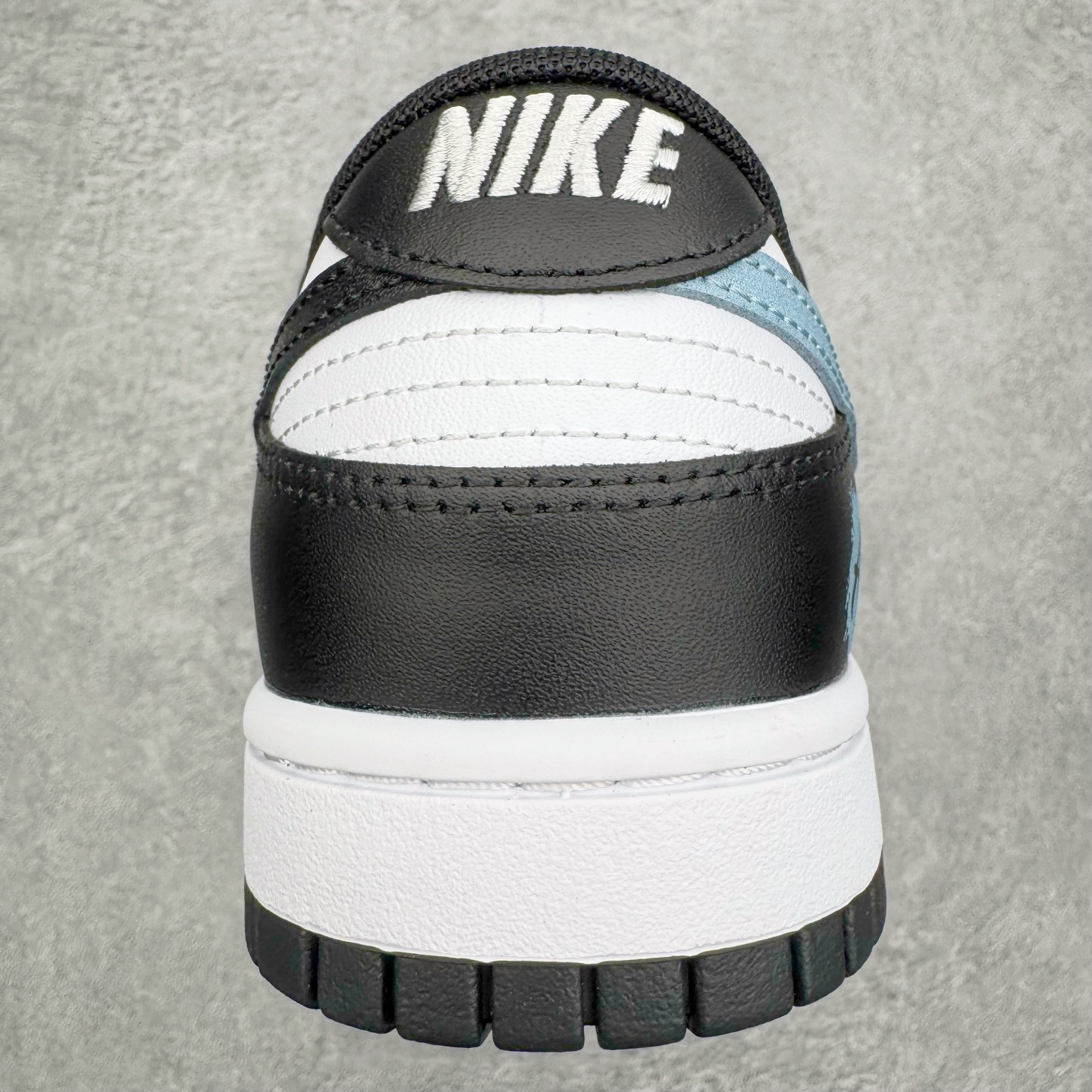 图片[8]-＃YC纯原 NK Dunk Low 渐变熊猫 DD1391-100 当熊猫配色突破常规，以黑白为画布，用渐变蓝Swoosh划破沉寂。如同夜色中透出的一抹月光，从鞋跟向鞋尖自然晕染，让经典瞬间拥有流动的诗意。鞋侧箭头如疾风掠过，与另一面“Ample”字样形成动静平衡的视觉彩蛋，低调宣告个性主张。定制系列天花板 无原鞋不开发 全系列得物原鞋一比一校对开发 配色持续更新中 终端对接 优势输出 全套原厂楦头原纸板数据档案倾力打造 原汁原味莞产 极致还原 圈内最强针车工艺 高端零售指定版 广东原厂配套原盒原标 鞋盒分三个尺码段 原厂冲刀 超高清洁度 全鞋零毛边皮料切割 采用原厂百宏鞋带以及原厂百宏织唛舌标 内标可供原厂几率过验 进口原装条纹中底布 四线拉帮白色点胶 原厂拉帮手法遵循公司 原厂电绣 极致还原 尺码：36 36.5 37.5 38 38.5 39 40 40.5 41 42 42.5 43 44 44.5 45 46-选品中心