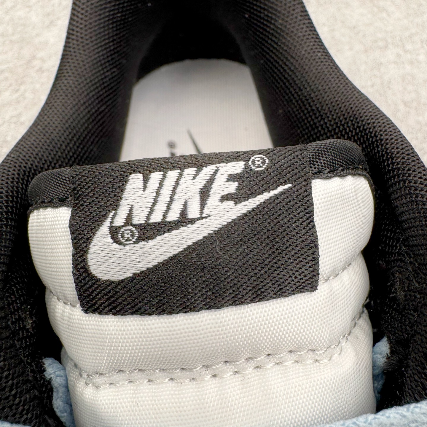 图片[13]-＃YC纯原 NK Dunk Low 渐变熊猫 DD1391-100 当熊猫配色突破常规，以黑白为画布，用渐变蓝Swoosh划破沉寂。如同夜色中透出的一抹月光，从鞋跟向鞋尖自然晕染，让经典瞬间拥有流动的诗意。鞋侧箭头如疾风掠过，与另一面“Ample”字样形成动静平衡的视觉彩蛋，低调宣告个性主张。定制系列天花板 无原鞋不开发 全系列得物原鞋一比一校对开发 配色持续更新中 终端对接 优势输出 全套原厂楦头原纸板数据档案倾力打造 原汁原味莞产 极致还原 圈内最强针车工艺 高端零售指定版 广东原厂配套原盒原标 鞋盒分三个尺码段 原厂冲刀 超高清洁度 全鞋零毛边皮料切割 采用原厂百宏鞋带以及原厂百宏织唛舌标 内标可供原厂几率过验 进口原装条纹中底布 四线拉帮白色点胶 原厂拉帮手法遵循公司 原厂电绣 极致还原 尺码：36 36.5 37.5 38 38.5 39 40 40.5 41 42 42.5 43 44 44.5 45 46-选品中心