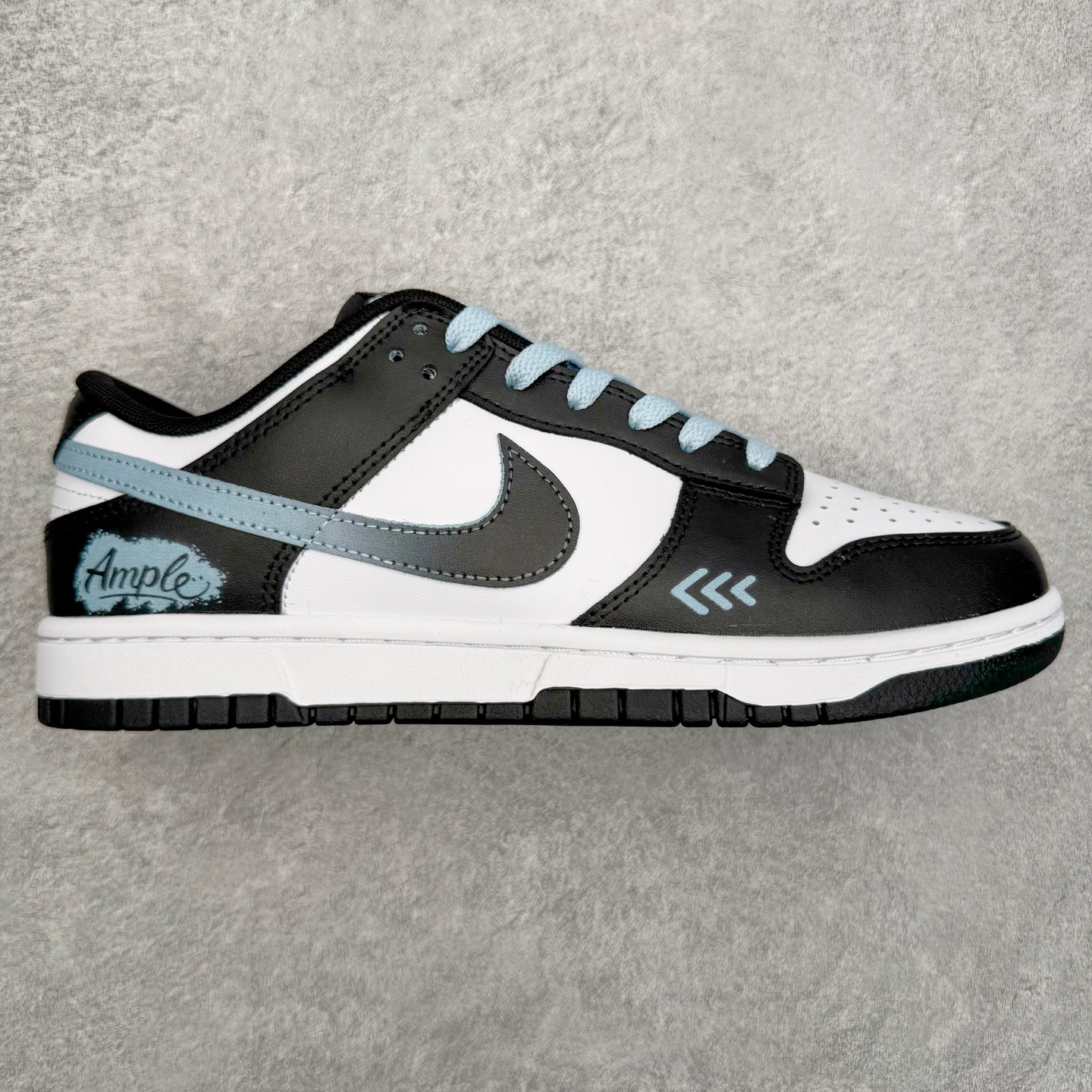 ＃YC纯原 NK Dunk Low 渐变熊猫 DD1391-100 当熊猫配色突破常规，以黑白为画布，用渐变蓝Swoosh划破沉寂。如同夜色中透出的一抹月光，从鞋跟向鞋尖自然晕染，让经典瞬间拥有流动的诗意。鞋侧箭头如疾风掠过，与另一面“Ample”字样形成动静平衡的视觉彩蛋，低调宣告个性主张。定制系列天花板 无原鞋不开发 全系列得物原鞋一比一校对开发 配色持续更新中 终端对接 优势输出 全套原厂楦头原纸板数据档案倾力打造 原汁原味莞产 极致还原 圈内最强针车工艺 高端零售指定版 广东原厂配套原盒原标 鞋盒分三个尺码段 原厂冲刀 超高清洁度 全鞋零毛边皮料切割 采用原厂百宏鞋带以及原厂百宏织唛舌标 内标可供原厂几率过验 进口原装条纹中底布 四线拉帮白色点胶 原厂拉帮手法遵循公司 原厂电绣 极致还原 尺码：36 36.5 37.5 38 38.5 39 40 40.5 41 42 42.5 43 44 44.5 45 46-选品中心