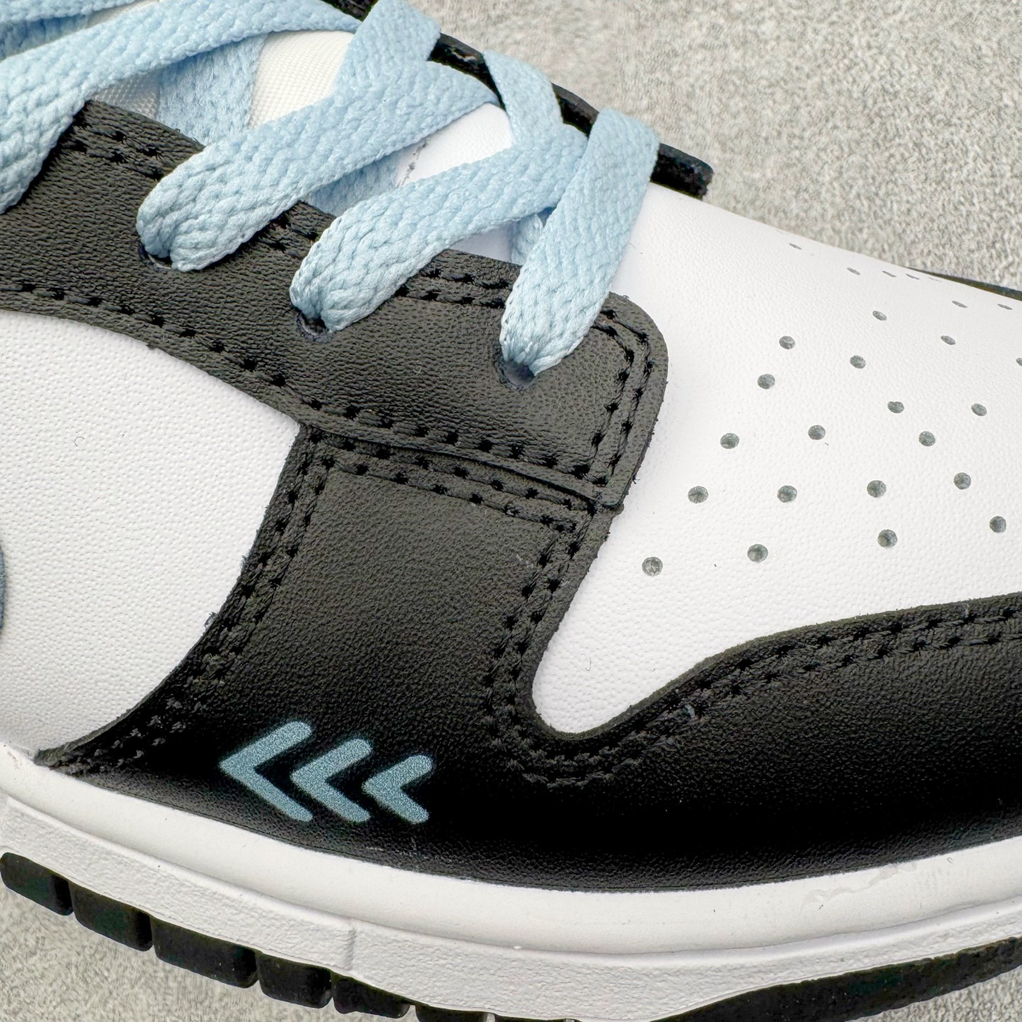 图片[19]-＃YC纯原 NK Dunk Low 渐变熊猫 DD1391-100 当熊猫配色突破常规，以黑白为画布，用渐变蓝Swoosh划破沉寂。如同夜色中透出的一抹月光，从鞋跟向鞋尖自然晕染，让经典瞬间拥有流动的诗意。鞋侧箭头如疾风掠过，与另一面“Ample”字样形成动静平衡的视觉彩蛋，低调宣告个性主张。定制系列天花板 无原鞋不开发 全系列得物原鞋一比一校对开发 配色持续更新中 终端对接 优势输出 全套原厂楦头原纸板数据档案倾力打造 原汁原味莞产 极致还原 圈内最强针车工艺 高端零售指定版 广东原厂配套原盒原标 鞋盒分三个尺码段 原厂冲刀 超高清洁度 全鞋零毛边皮料切割 采用原厂百宏鞋带以及原厂百宏织唛舌标 内标可供原厂几率过验 进口原装条纹中底布 四线拉帮白色点胶 原厂拉帮手法遵循公司 原厂电绣 极致还原 尺码：36 36.5 37.5 38 38.5 39 40 40.5 41 42 42.5 43 44 44.5 45 46-选品中心