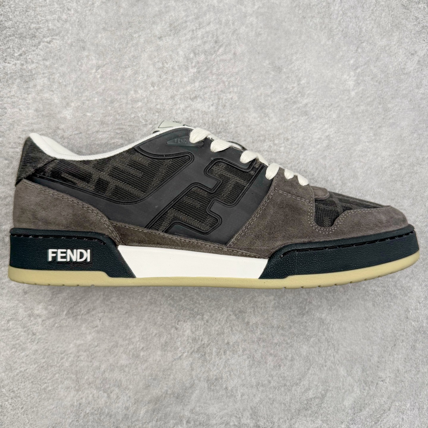 ＃S版纯原 FENDI 芬迪 Match sneaters低帮运动鞋 独家定制 全身20几个细节点全部做到一致还原 吊打市面所有版本 独家原装套装配件官方同源 渠道原装订单 全套专柜包装物及配件#鞋底嵌入核心防伪芯片感应装置 FENDI芬迪match最新爆款情侣款运动鞋板鞋原版购入 高工艺无缝细空胶技术 贴楦误差0.05mm,鞋底采用固特异内外锁死工艺 最大限度弯折永不开胶 原鞋一致效果环保无味 鞋面采用麂皮和皮革拼接组合 logo内里采用毛巾绒里 上脚超级柔软 轻便 舒适搭配卫衣 尺码：35 36 37 38 39 40 41 42 43 44 45-选品中心