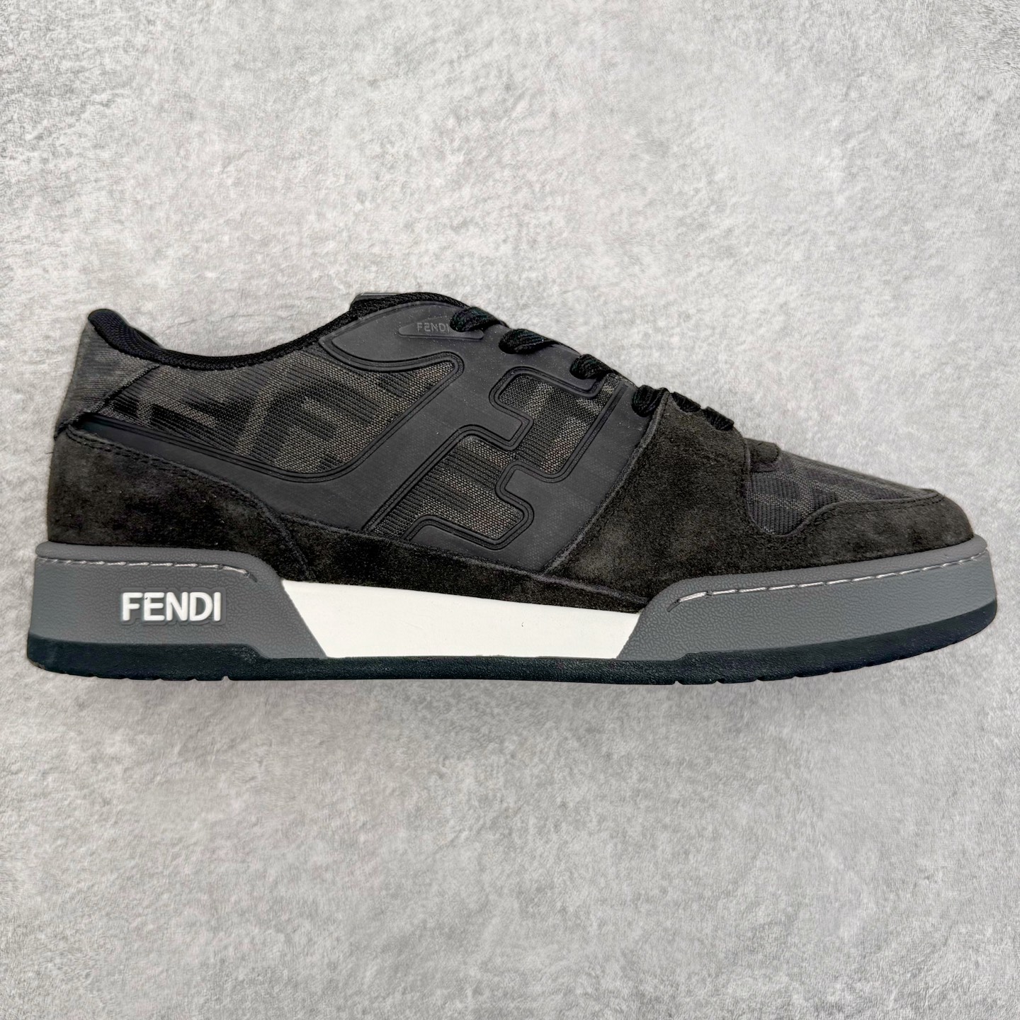 ＃S版纯原 FENDI 芬迪 Match sneaters低帮运动鞋 独家定制 全身20几个细节点全部做到一致还原 吊打市面所有版本 独家原装套装配件官方同源 渠道原装订单 全套专柜包装物及配件#鞋底嵌入核心防伪芯片感应装置 FENDI芬迪match最新爆款情侣款运动鞋板鞋原版购入 高工艺无缝细空胶技术 贴楦误差0.05mm,鞋底采用固特异内外锁死工艺 最大限度弯折永不开胶 原鞋一致效果环保无味 鞋面采用麂皮和皮革拼接组合 logo内里采用毛巾绒里 上脚超级柔软 轻便 舒适搭配卫衣 尺码：35 36 37 38 39 40 41 42 43 44 45-选品中心