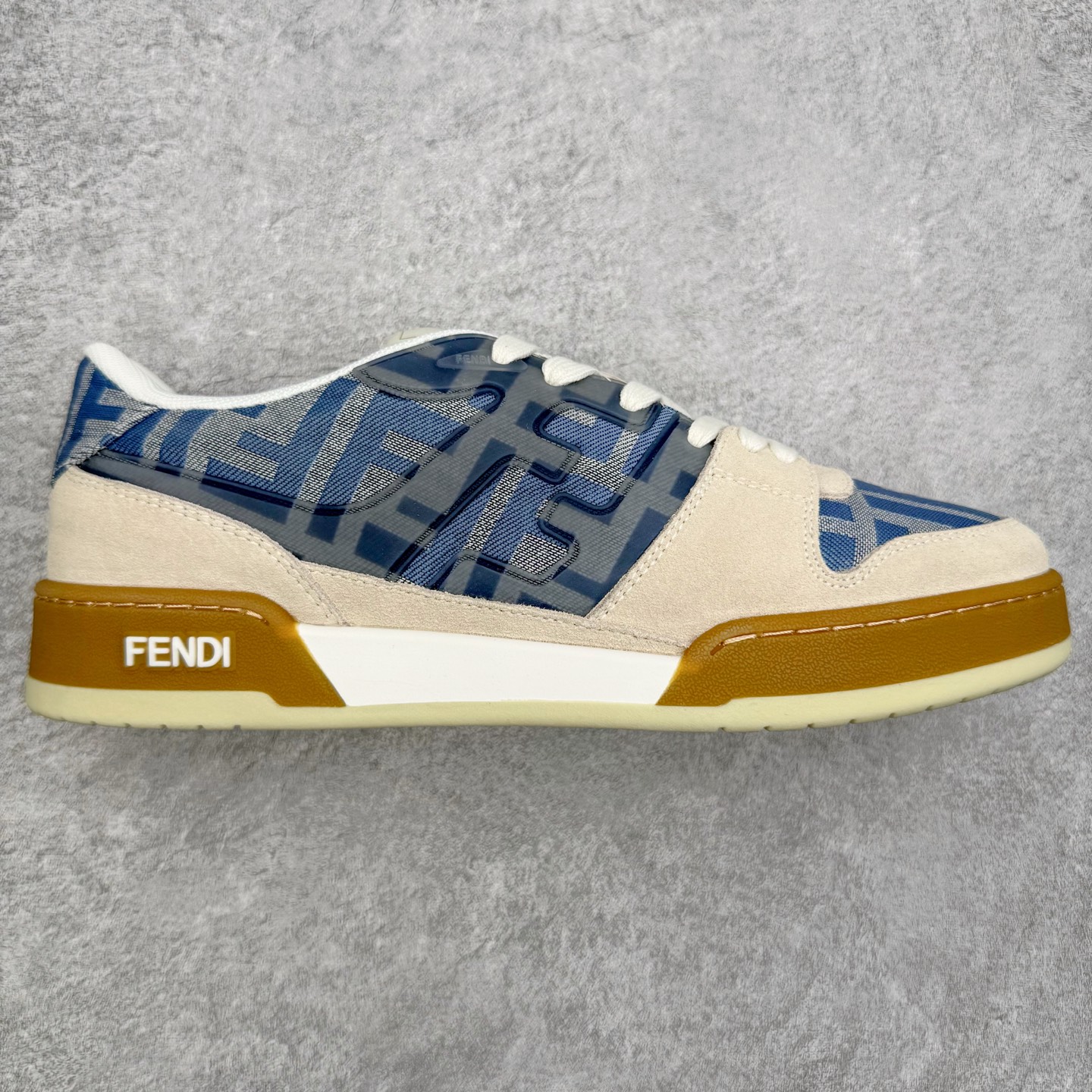 ＃S版纯原 FENDI 芬迪 Match sneaters低帮运动鞋 独家定制 全身20几个细节点全部做到一致还原 吊打市面所有版本 独家原装套装配件官方同源 渠道原装订单 全套专柜包装物及配件#鞋底嵌入核心防伪芯片感应装置 FENDI芬迪match最新爆款情侣款运动鞋板鞋原版购入 高工艺无缝细空胶技术 贴楦误差0.05mm,鞋底采用固特异内外锁死工艺 最大限度弯折永不开胶 原鞋一致效果环保无味 鞋面采用麂皮和皮革拼接组合 logo内里采用毛巾绒里 上脚超级柔软 轻便 舒适搭配卫衣 尺码：35 36 37 38 39 40 41 42 43 44 45-选品中心