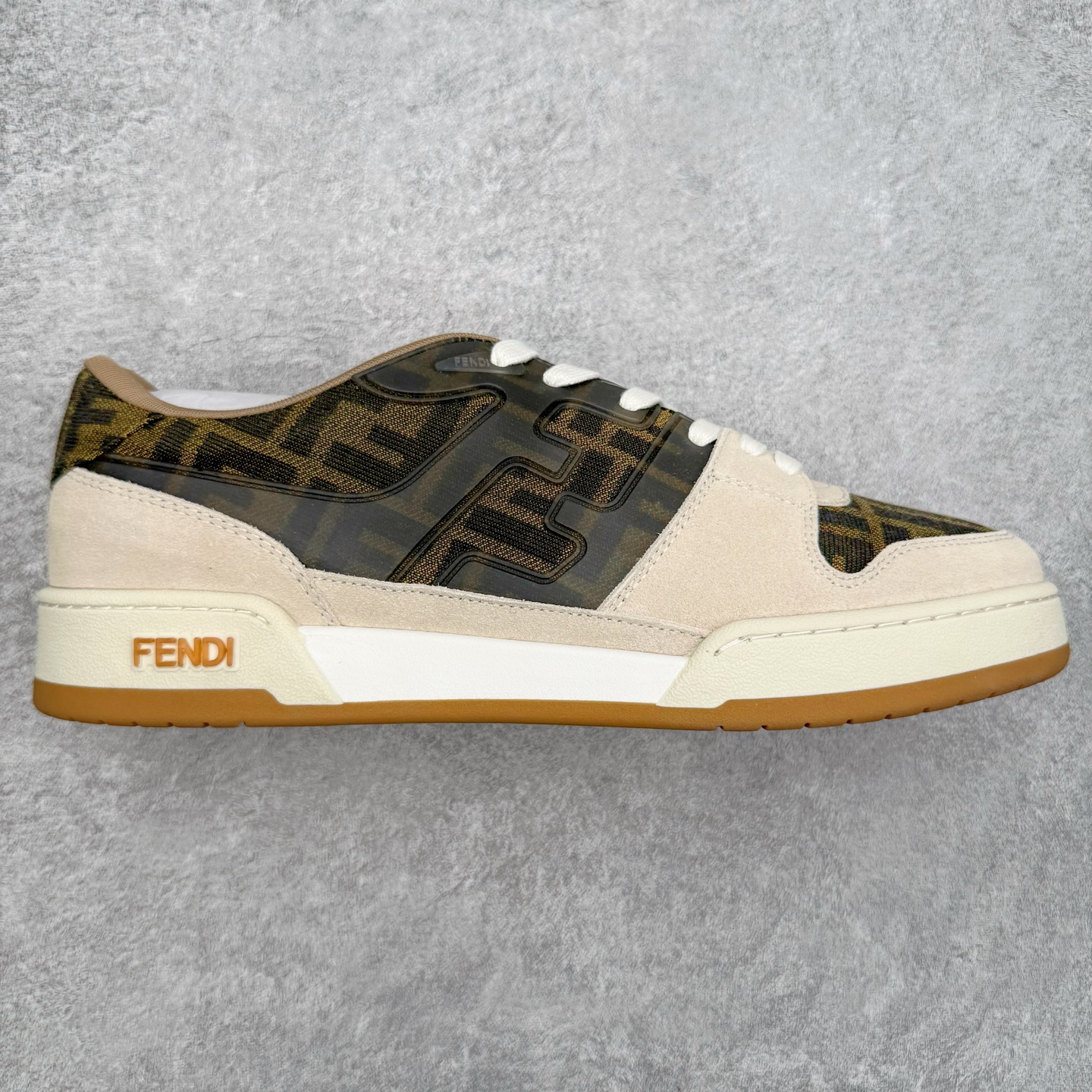 ＃S版纯原 FENDI 芬迪 Match sneaters低帮运动鞋 独家定制 全身20几个细节点全部做到一致还原 吊打市面所有版本 独家原装套装配件官方同源 渠道原装订单 全套专柜包装物及配件#鞋底嵌入核心防伪芯片感应装置 FENDI芬迪match最新爆款情侣款运动鞋板鞋原版购入 高工艺无缝细空胶技术 贴楦误差0.05mm,鞋底采用固特异内外锁死工艺 最大限度弯折永不开胶 原鞋一致效果环保无味 鞋面采用麂皮和皮革拼接组合 logo内里采用毛巾绒里 上脚超级柔软 轻便 舒适搭配卫衣 尺码：35 36 37 38 39 40 41 42 43 44 45-选品中心