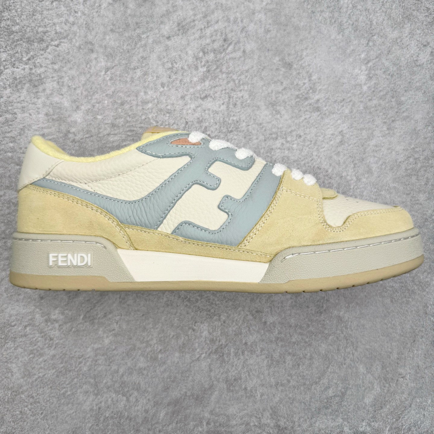 ＃S版纯原 FENDI 芬迪 Match sneaters低帮运动鞋 独家定制 全身20几个细节点全部做到一致还原 吊打市面所有版本 独家原装套装配件官方同源 渠道原装订单 全套专柜包装物及配件#鞋底嵌入核心防伪芯片感应装置 FENDI芬迪match最新爆款情侣款运动鞋板鞋原版购入 高工艺无缝细空胶技术 贴楦误差0.05mm,鞋底采用固特异内外锁死工艺 最大限度弯折永不开胶 原鞋一致效果环保无味 鞋面采用麂皮和皮革拼接组合 logo内里采用毛巾绒里 上脚超级柔软 轻便 舒适搭配卫衣 尺码：35 36 37 38 39 40 41 42 43 44 45-选品中心