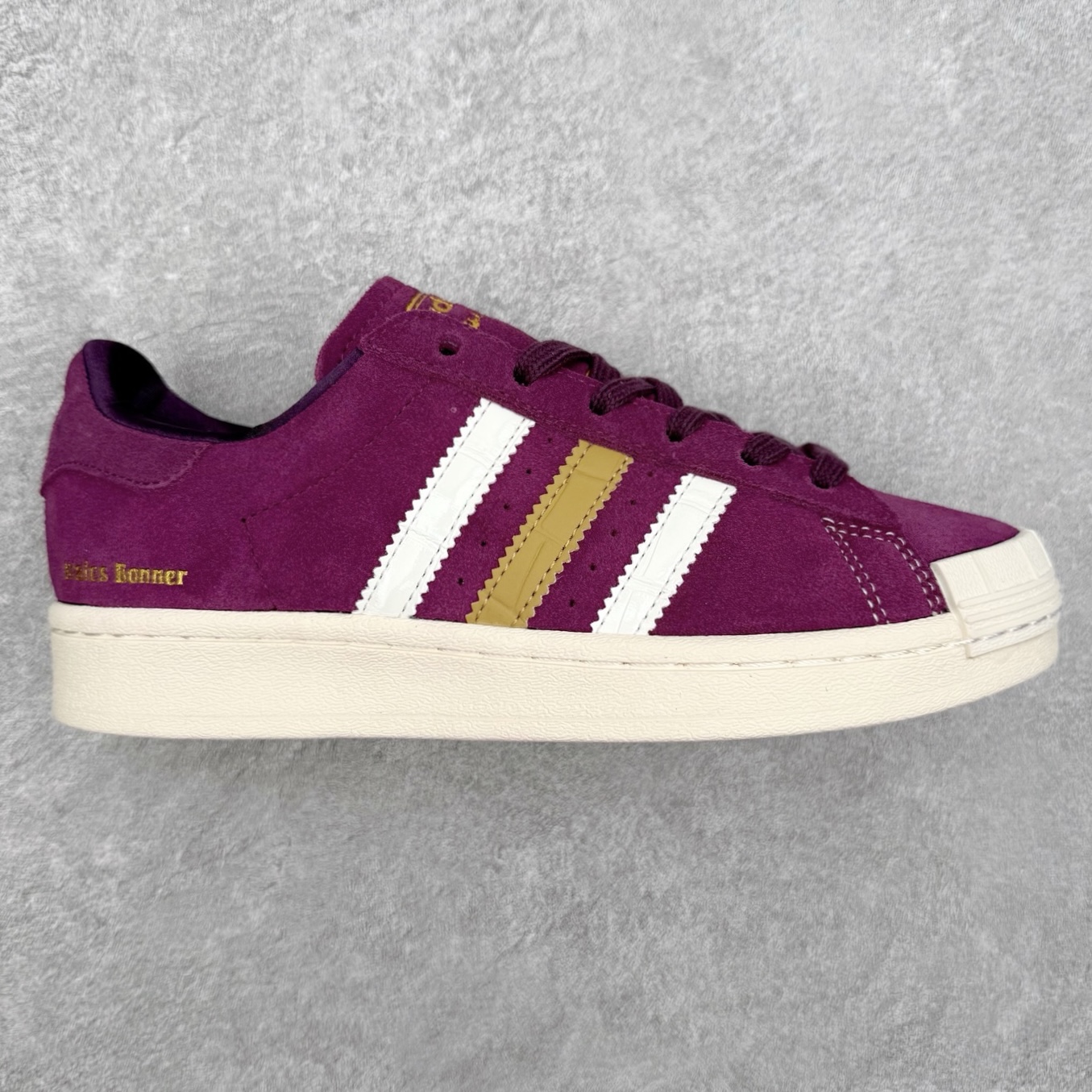 AD Originals Superstar 经典复古贝壳头板鞋 JR0271 诞生于1969年 是第一双将全皮面鞋 身与橡胶鞋头结合在一起的低帮篮球鞋 Superstar最开始 是作为高帮篮球鞋Pro Model的低帮版本而出现的 但因为其独特和醒目的橡胶鞋头造型而让大家熟知 被大家形象地称为\\\