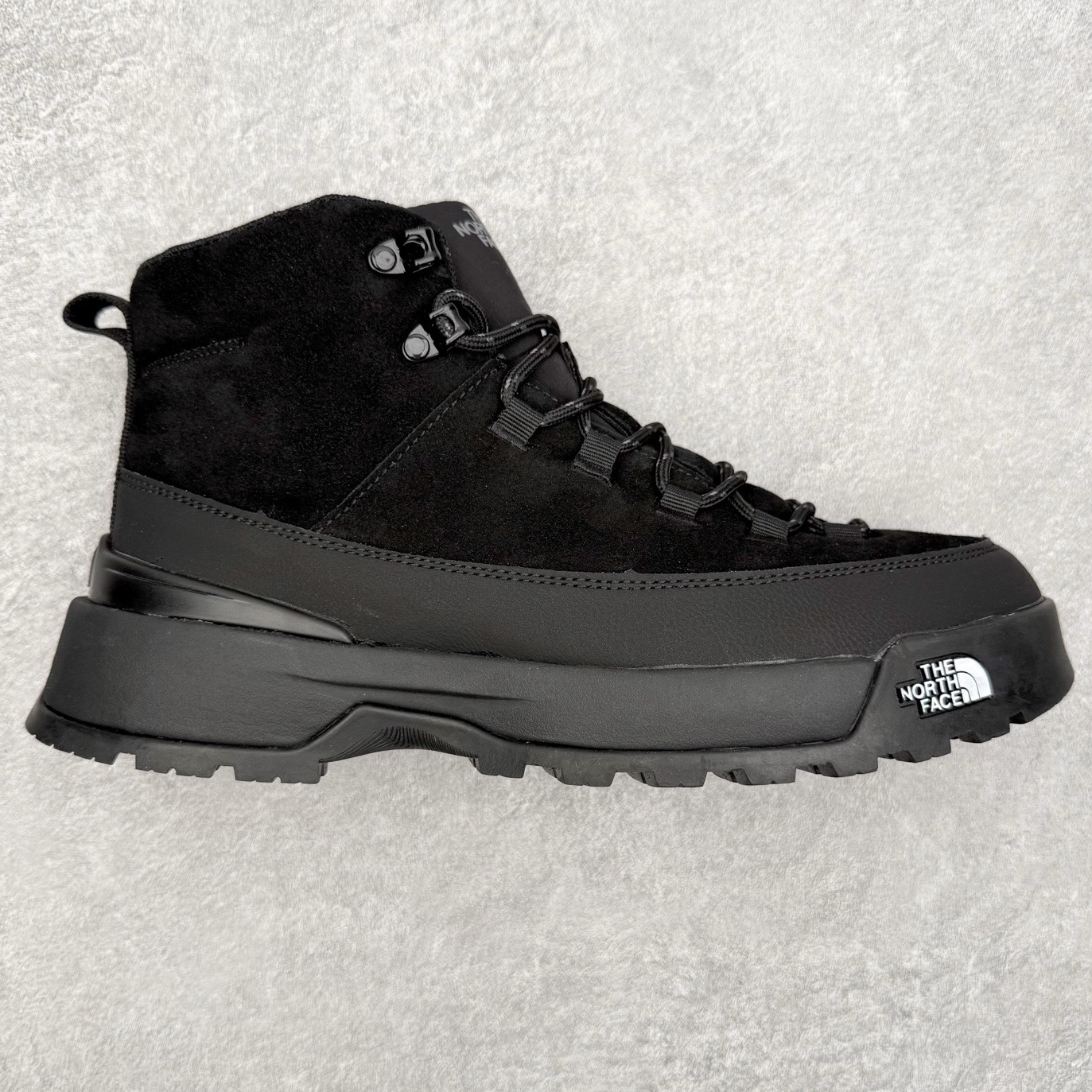 The North Face 北面 户外运动休闲登山鞋越野徒步鞋 大厂品质 面料采用进口牛皮 鞋底采用Vibram黄金大底 专门为鞋底设计的橡胶以出色的耐磨性 良好的防滑性或得不少户外运动爱好者的喜欢 专业户外登山品牌（北面）The North Face自1966年创立，由两位热爱登山徒步的年轻登山者于美西旧金山开创，不断透过研发与创新，并且将最先进的技术结合在服装与鞋款设计，生产多种外型帅气且专业能力非常强的户外运动装备而备受欢迎。 尺码：36-45-选品中心