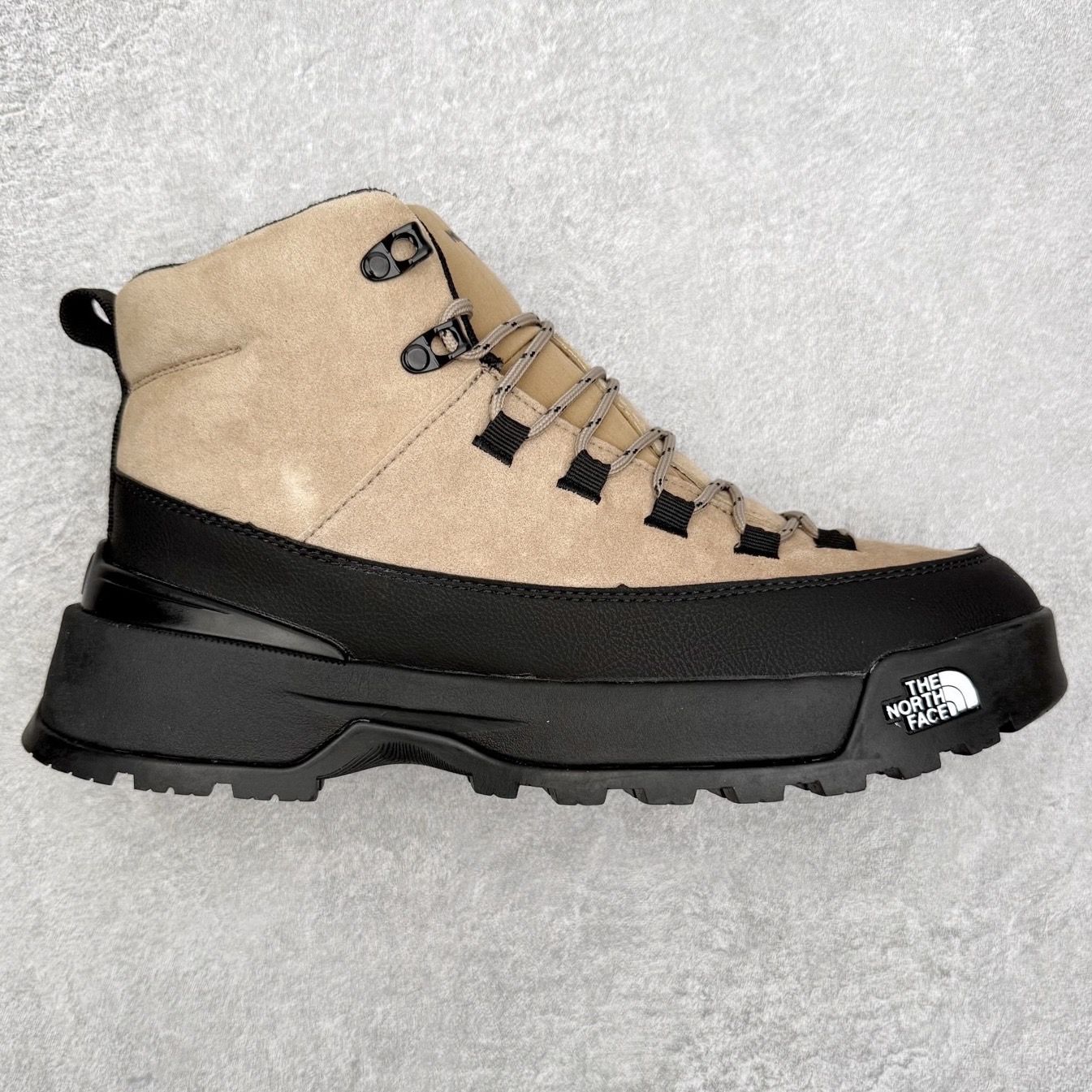 The North Face 北面 户外运动休闲登山鞋越野徒步鞋 大厂品质 面料采用进口牛皮 鞋底采用Vibram黄金大底 专门为鞋底设计的橡胶以出色的耐磨性 良好的防滑性或得不少户外运动爱好者的喜欢 专业户外登山品牌（北面）The North Face自1966年创立，由两位热爱登山徒步的年轻登山者于美西旧金山开创，不断透过研发与创新，并且将最先进的技术结合在服装与鞋款设计，生产多种外型帅气且专业能力非常强的户外运动装备而备受欢迎。 尺码：36-45-选品中心