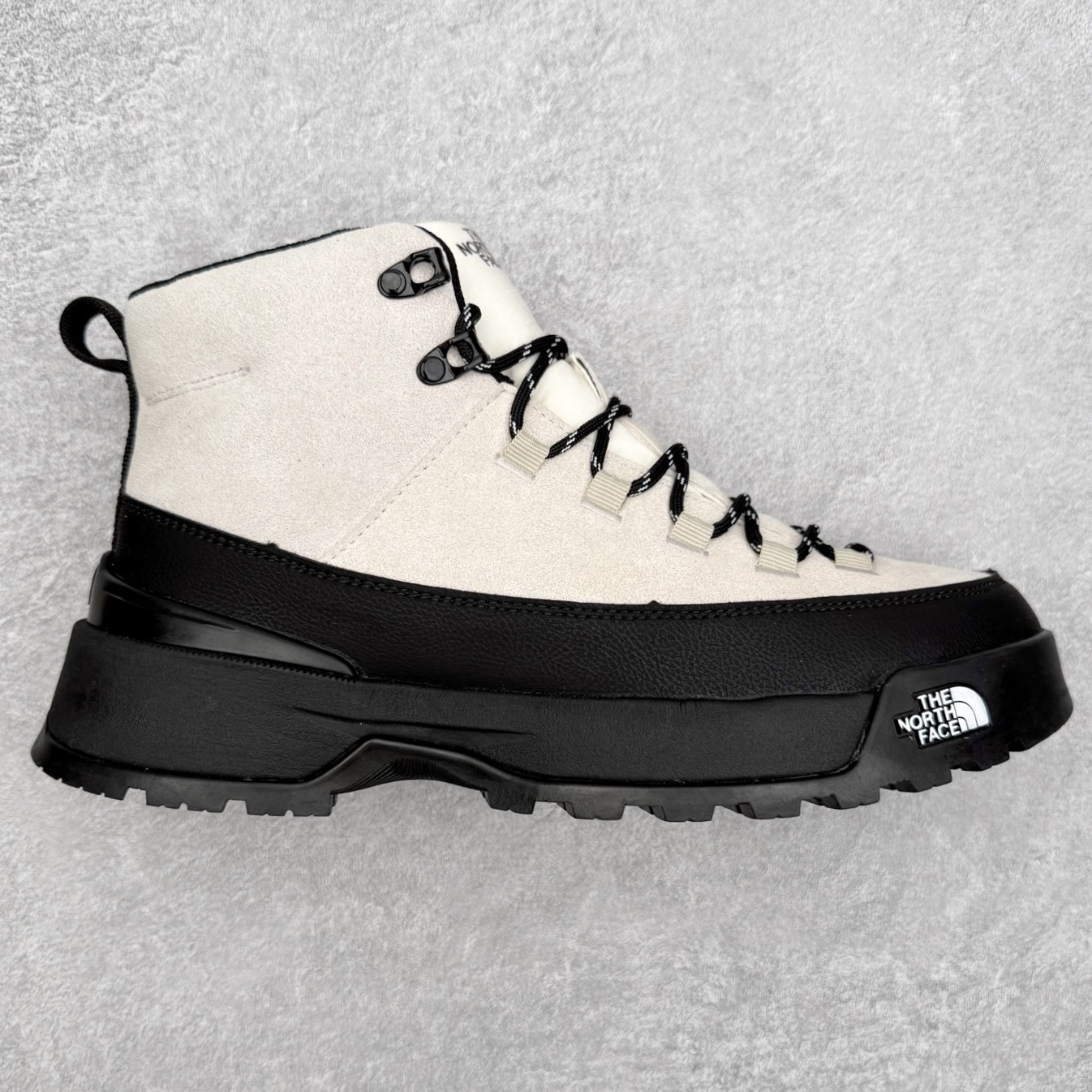 The North Face 北面 户外运动休闲登山鞋越野徒步鞋 大厂品质 面料采用进口牛皮 鞋底采用Vibram黄金大底 专门为鞋底设计的橡胶以出色的耐磨性 良好的防滑性或得不少户外运动爱好者的喜欢 专业户外登山品牌（北面）The North Face自1966年创立，由两位热爱登山徒步的年轻登山者于美西旧金山开创，不断透过研发与创新，并且将最先进的技术结合在服装与鞋款设计，生产多种外型帅气且专业能力非常强的户外运动装备而备受欢迎。 尺码：36-45-选品中心