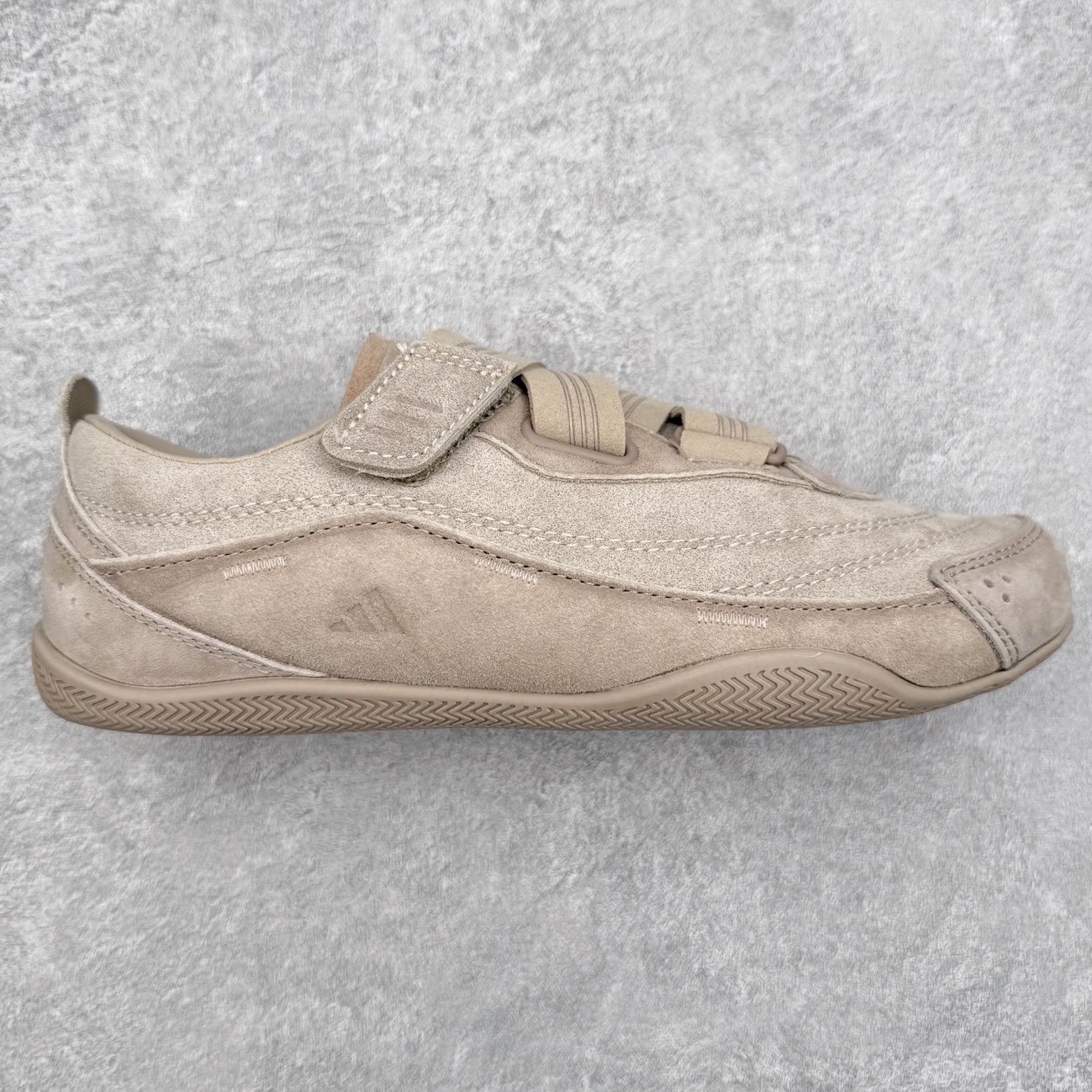 AD FOS URBAN REVERIE 舒适百搭 耐磨 低帮 生活休闲鞋 实拍调校N版已经零色差零失真 百分百还原实物色彩所见即所得 不存在货不对板色差等低级问题 选购参考实物拍摄 不混卖不参货 只用心做好货严格选品 承诺混一赔十 尺码：36 36.5 37.5 38 38.5 39 40 40.5 41 42 42.5 43 44 44.5 45-选品中心