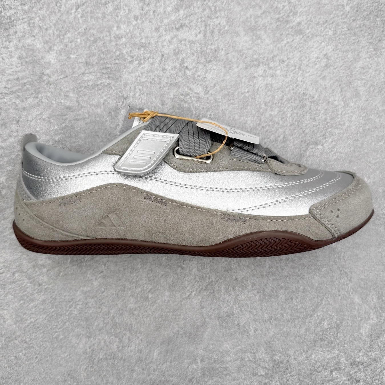 AD FOS URBAN REVERIE 舒适百搭 耐磨 低帮 生活休闲鞋 实拍调校N版已经零色差零失真 百分百还原实物色彩所见即所得 不存在货不对板色差等低级问题 选购参考实物拍摄 不混卖不参货 只用心做好货严格选品 承诺混一赔十 尺码：36 36.5 37.5 38 38.5 39 40 40.5 41 42 42.5 43 44 44.5 45-选品中心