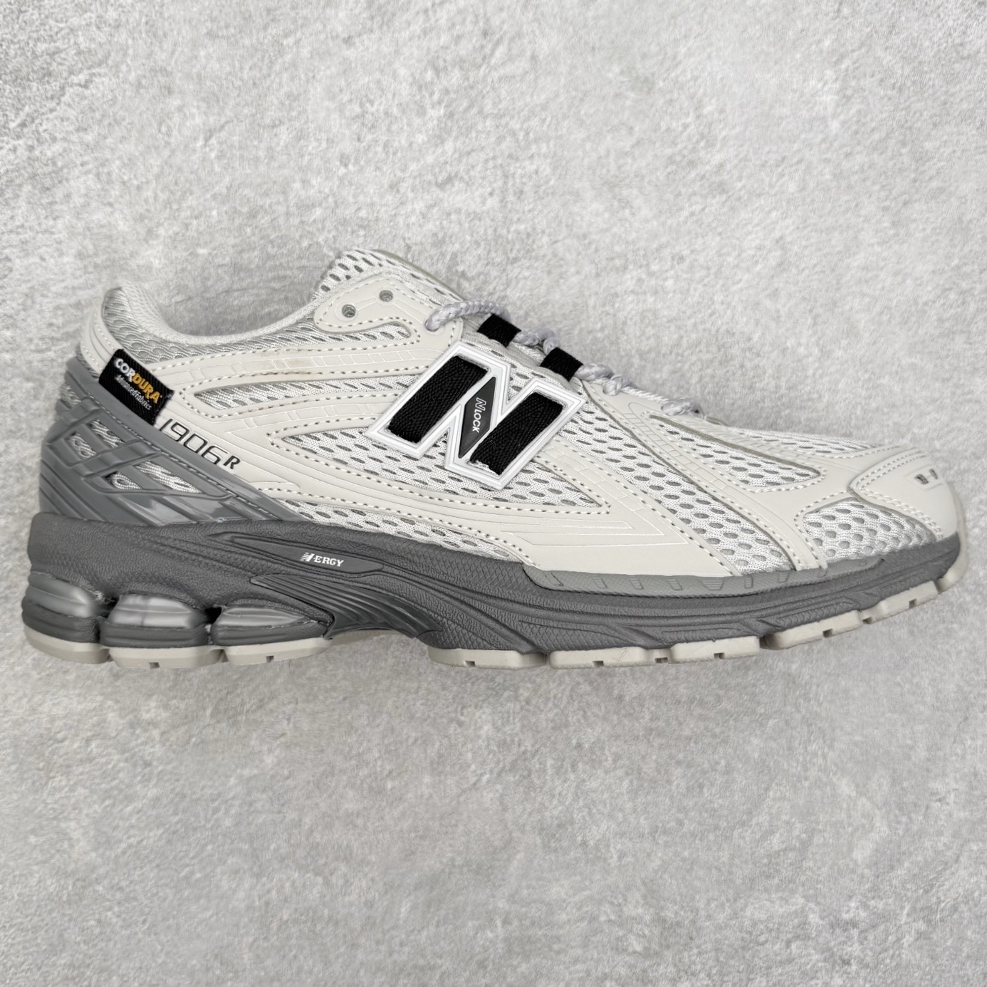 New Balance M1906R NB新百伦系列复古老爹风休闲运动慢跑鞋 日韩出口特供订单 全网最全配色 配套商长期套现长期补货 全新货品 正常出厂触屏不到的单价 超级跑量款 全套原楦原纸板原厂数据开发 进口三明治网面 原装进口翻毛皮料正确绒感卡色 正确中底拉帮中底网布细节 采用轻质牛剖革拼接透气网眼衬垫织物鞋面材质 T-Beam大底提供足步弓支撑 保持步态稳定 后跟搭载外露缓震胶 鞋身整体以各种深浅不一的灰色覆盖 鞋头以淡蓝色调装饰 网眼衬垫通过不规律的色块实现做旧的美感 泛黄的鞋底更是进一步增添了复古气息 尺码：36 37 37.5 38 38.5 39.5 40 40.5 41.5 42 42.5 43 44 45-选品中心