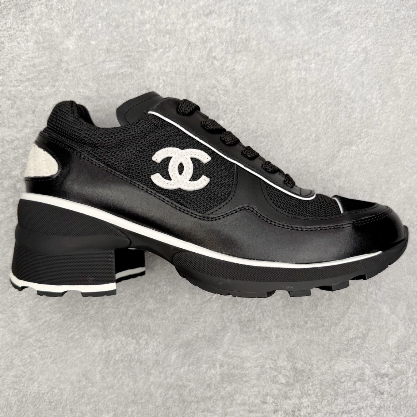 CHANEL香奈儿25K 高跟运动鞋 全套官方统一礼盒顶级包装‼️ 拼色熊猫鞋必备爆款超级耐看，粗跟稳步增高 跟高4公分 秒变大长腿🦵 #运动休闲鞋 #老爹鞋 #厚底休闲鞋 #小香 #情侣老爹鞋 #休闲鞋穿搭 #香奈儿鞋 #chanel鞋 #运动鞋 #熊猫鞋 采用鞋面进口拼色小牛皮 内里进口透气网 大底采用TPU耐磨 颜色：黑色 白色 尺码：35 36 37 38 39 40-选品中心