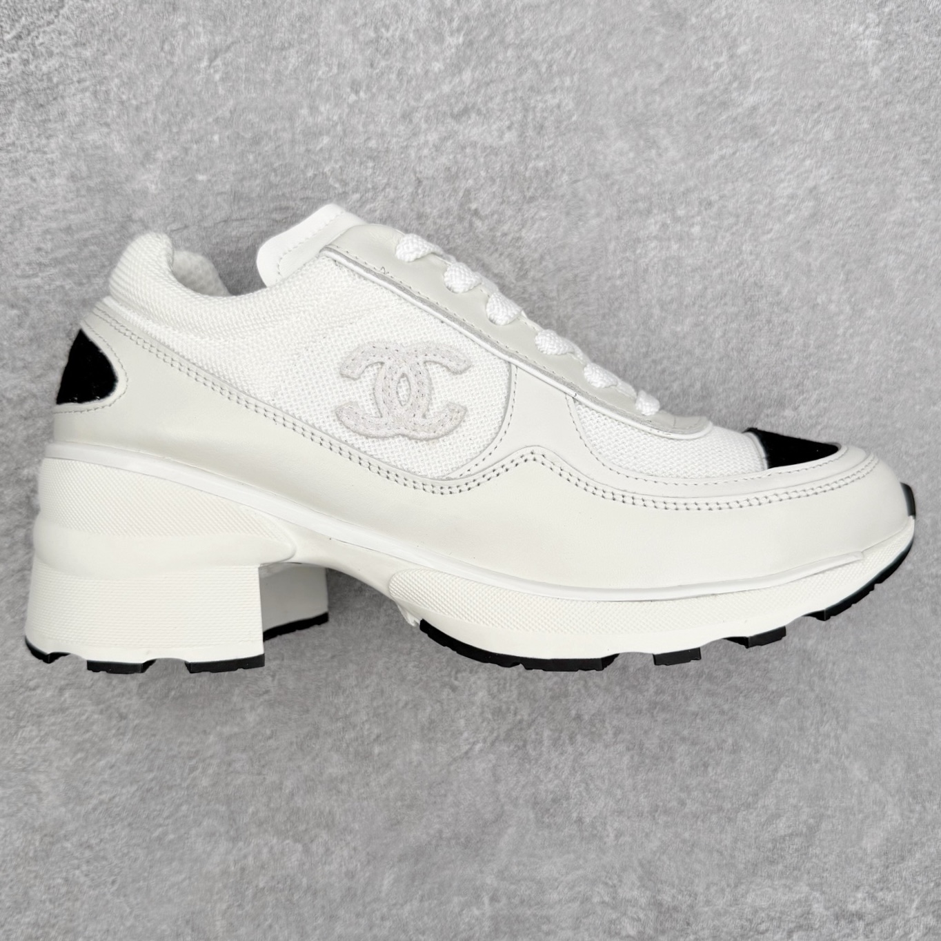 CHANEL香奈儿25K 高跟运动鞋 全套官方统一礼盒顶级包装‼️ 拼色熊猫鞋必备爆款超级耐看，粗跟稳步增高 跟高4公分 秒变大长腿🦵 #运动休闲鞋 #老爹鞋 #厚底休闲鞋 #小香 #情侣老爹鞋 #休闲鞋穿搭 #香奈儿鞋 #chanel鞋 #运动鞋 #熊猫鞋 采用鞋面进口拼色小牛皮 内里进口透气网 大底采用TPU耐磨 颜色：黑色 白色 尺码：35 36 37 38 39 40-选品中心