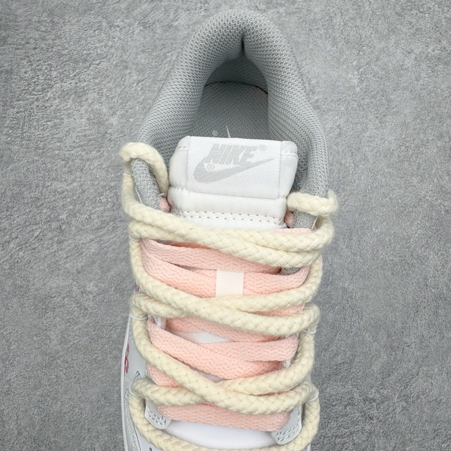 图片[5]-＃YC纯原 NK Dunk Low 落花 DD1503-103 此款以「落花」为名，整体以纯净的白色铺陈，落下一场温柔的粉黛。浅灰白鞋身如初春薄雾，侧畔浅粉Swoosh如同被春风拂过的花瓣。后跟艺术英文字样与淡雅花卉印花若隐若现，宛如花瓣落于肩头，于运动基因中注入高定般的浪漫细节。定制系列天花板 无原鞋不开发 全系列得物原鞋一比一校对开发 配色持续更新中 终端对接 优势输出 全套原厂楦头原纸板数据档案倾力打造 原汁原味莞产 极致还原 圈内最强针车工艺 高端零售指定版 广东原厂配套原盒原标 鞋盒分三个尺码段 原厂冲刀 超高清洁度 全鞋零毛边皮料切割 采用原厂百宏鞋带以及原厂百宏织唛舌标 内标可供原厂几率过验 进口原装条纹中底布 四线拉帮白色点胶 原厂拉帮手法遵循公司 原厂电绣 极致还原 尺码：36 36.5 37.5 38 38.5 39 40 40.5 41 42 42.5 43 44 44.5 45 46-选品中心