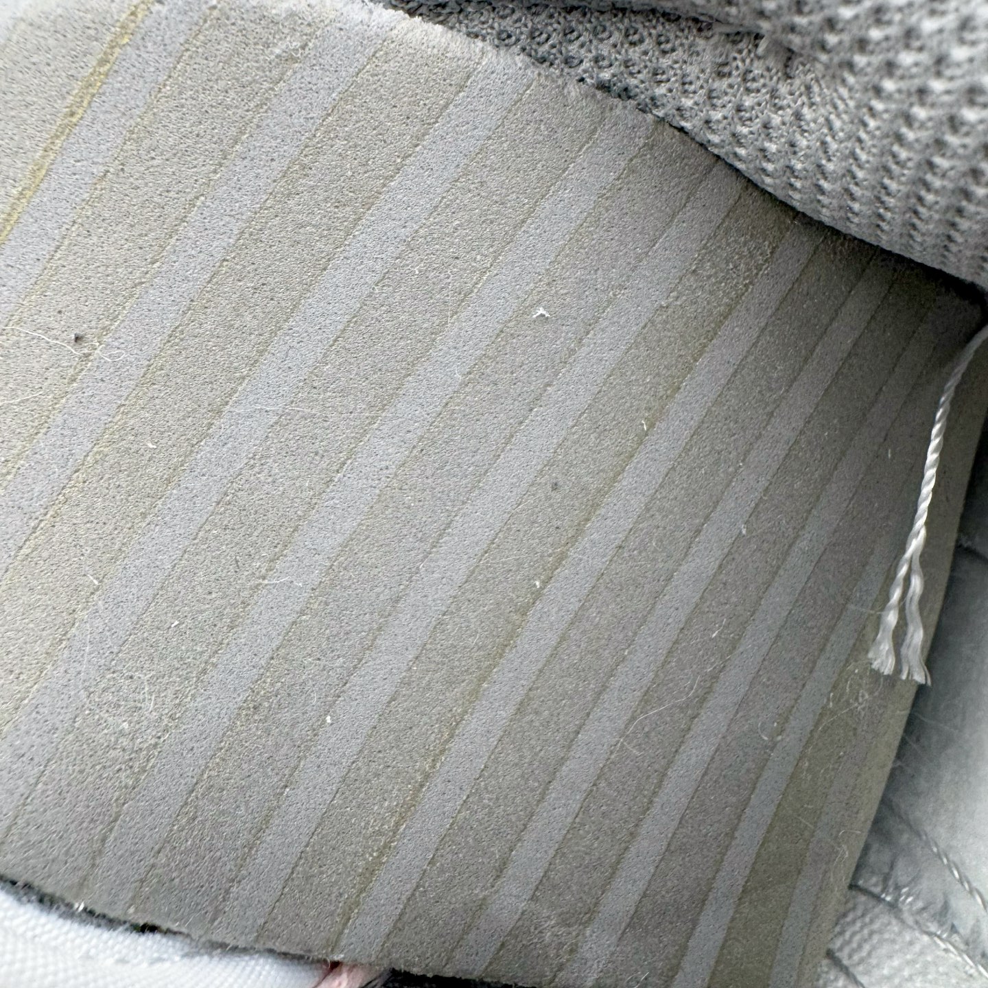 图片[11]-＃YC纯原 NK Dunk Low 落花 DD1503-103 此款以「落花」为名，整体以纯净的白色铺陈，落下一场温柔的粉黛。浅灰白鞋身如初春薄雾，侧畔浅粉Swoosh如同被春风拂过的花瓣。后跟艺术英文字样与淡雅花卉印花若隐若现，宛如花瓣落于肩头，于运动基因中注入高定般的浪漫细节。定制系列天花板 无原鞋不开发 全系列得物原鞋一比一校对开发 配色持续更新中 终端对接 优势输出 全套原厂楦头原纸板数据档案倾力打造 原汁原味莞产 极致还原 圈内最强针车工艺 高端零售指定版 广东原厂配套原盒原标 鞋盒分三个尺码段 原厂冲刀 超高清洁度 全鞋零毛边皮料切割 采用原厂百宏鞋带以及原厂百宏织唛舌标 内标可供原厂几率过验 进口原装条纹中底布 四线拉帮白色点胶 原厂拉帮手法遵循公司 原厂电绣 极致还原 尺码：36 36.5 37.5 38 38.5 39 40 40.5 41 42 42.5 43 44 44.5 45 46-选品中心