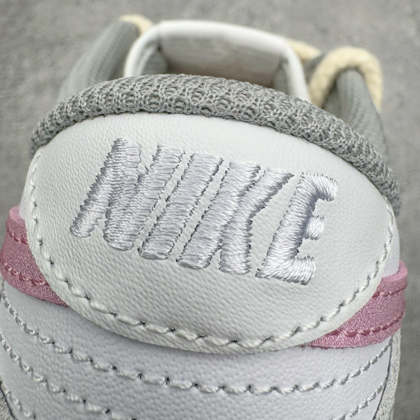 图片[16]-＃YC纯原 NK Dunk Low 落花 DD1503-103 此款以「落花」为名，整体以纯净的白色铺陈，落下一场温柔的粉黛。浅灰白鞋身如初春薄雾，侧畔浅粉Swoosh如同被春风拂过的花瓣。后跟艺术英文字样与淡雅花卉印花若隐若现，宛如花瓣落于肩头，于运动基因中注入高定般的浪漫细节。定制系列天花板 无原鞋不开发 全系列得物原鞋一比一校对开发 配色持续更新中 终端对接 优势输出 全套原厂楦头原纸板数据档案倾力打造 原汁原味莞产 极致还原 圈内最强针车工艺 高端零售指定版 广东原厂配套原盒原标 鞋盒分三个尺码段 原厂冲刀 超高清洁度 全鞋零毛边皮料切割 采用原厂百宏鞋带以及原厂百宏织唛舌标 内标可供原厂几率过验 进口原装条纹中底布 四线拉帮白色点胶 原厂拉帮手法遵循公司 原厂电绣 极致还原 尺码：36 36.5 37.5 38 38.5 39 40 40.5 41 42 42.5 43 44 44.5 45 46-选品中心