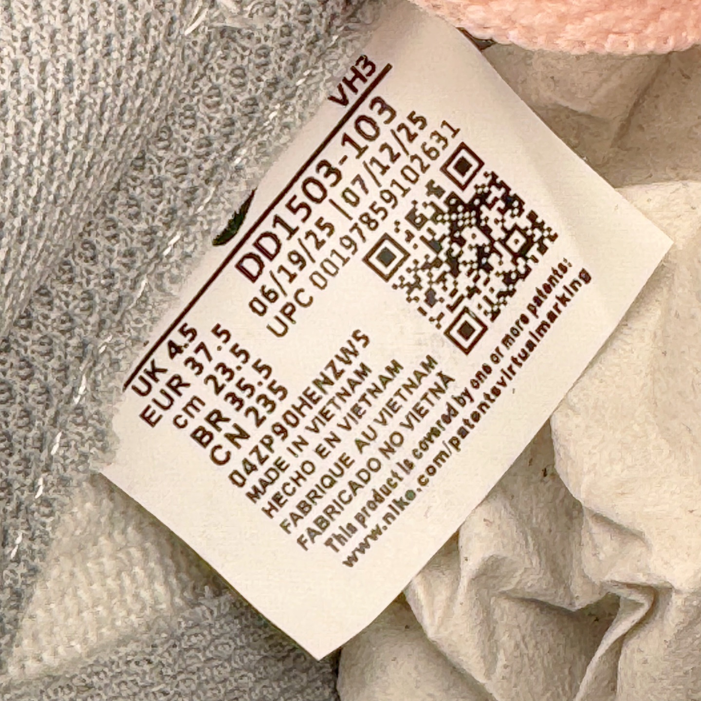 图片[12]-＃YC纯原 NK Dunk Low 落花 DD1503-103 此款以「落花」为名，整体以纯净的白色铺陈，落下一场温柔的粉黛。浅灰白鞋身如初春薄雾，侧畔浅粉Swoosh如同被春风拂过的花瓣。后跟艺术英文字样与淡雅花卉印花若隐若现，宛如花瓣落于肩头，于运动基因中注入高定般的浪漫细节。定制系列天花板 无原鞋不开发 全系列得物原鞋一比一校对开发 配色持续更新中 终端对接 优势输出 全套原厂楦头原纸板数据档案倾力打造 原汁原味莞产 极致还原 圈内最强针车工艺 高端零售指定版 广东原厂配套原盒原标 鞋盒分三个尺码段 原厂冲刀 超高清洁度 全鞋零毛边皮料切割 采用原厂百宏鞋带以及原厂百宏织唛舌标 内标可供原厂几率过验 进口原装条纹中底布 四线拉帮白色点胶 原厂拉帮手法遵循公司 原厂电绣 极致还原 尺码：36 36.5 37.5 38 38.5 39 40 40.5 41 42 42.5 43 44 44.5 45 46-选品中心