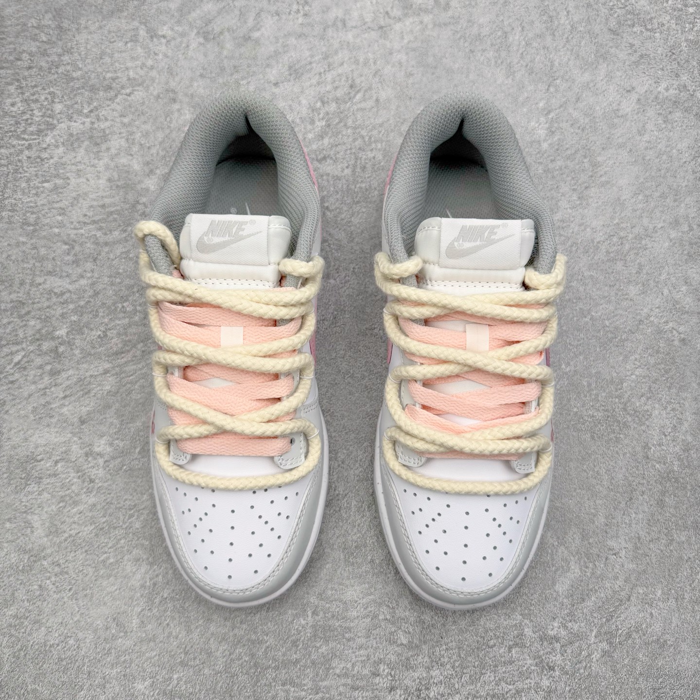 图片[2]-＃YC纯原 NK Dunk Low 落花 DD1503-103 此款以「落花」为名，整体以纯净的白色铺陈，落下一场温柔的粉黛。浅灰白鞋身如初春薄雾，侧畔浅粉Swoosh如同被春风拂过的花瓣。后跟艺术英文字样与淡雅花卉印花若隐若现，宛如花瓣落于肩头，于运动基因中注入高定般的浪漫细节。定制系列天花板 无原鞋不开发 全系列得物原鞋一比一校对开发 配色持续更新中 终端对接 优势输出 全套原厂楦头原纸板数据档案倾力打造 原汁原味莞产 极致还原 圈内最强针车工艺 高端零售指定版 广东原厂配套原盒原标 鞋盒分三个尺码段 原厂冲刀 超高清洁度 全鞋零毛边皮料切割 采用原厂百宏鞋带以及原厂百宏织唛舌标 内标可供原厂几率过验 进口原装条纹中底布 四线拉帮白色点胶 原厂拉帮手法遵循公司 原厂电绣 极致还原 尺码：36 36.5 37.5 38 38.5 39 40 40.5 41 42 42.5 43 44 44.5 45 46-选品中心