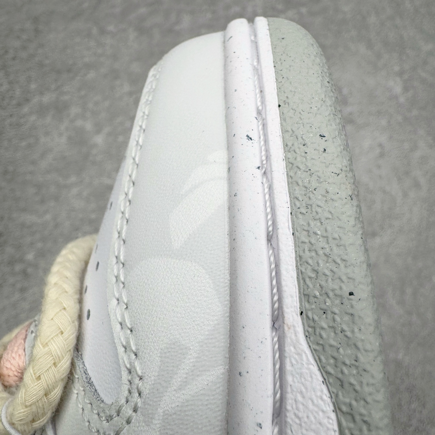 图片[14]-＃YC纯原 NK Dunk Low 落花 DD1503-103 此款以「落花」为名，整体以纯净的白色铺陈，落下一场温柔的粉黛。浅灰白鞋身如初春薄雾，侧畔浅粉Swoosh如同被春风拂过的花瓣。后跟艺术英文字样与淡雅花卉印花若隐若现，宛如花瓣落于肩头，于运动基因中注入高定般的浪漫细节。定制系列天花板 无原鞋不开发 全系列得物原鞋一比一校对开发 配色持续更新中 终端对接 优势输出 全套原厂楦头原纸板数据档案倾力打造 原汁原味莞产 极致还原 圈内最强针车工艺 高端零售指定版 广东原厂配套原盒原标 鞋盒分三个尺码段 原厂冲刀 超高清洁度 全鞋零毛边皮料切割 采用原厂百宏鞋带以及原厂百宏织唛舌标 内标可供原厂几率过验 进口原装条纹中底布 四线拉帮白色点胶 原厂拉帮手法遵循公司 原厂电绣 极致还原 尺码：36 36.5 37.5 38 38.5 39 40 40.5 41 42 42.5 43 44 44.5 45 46-选品中心