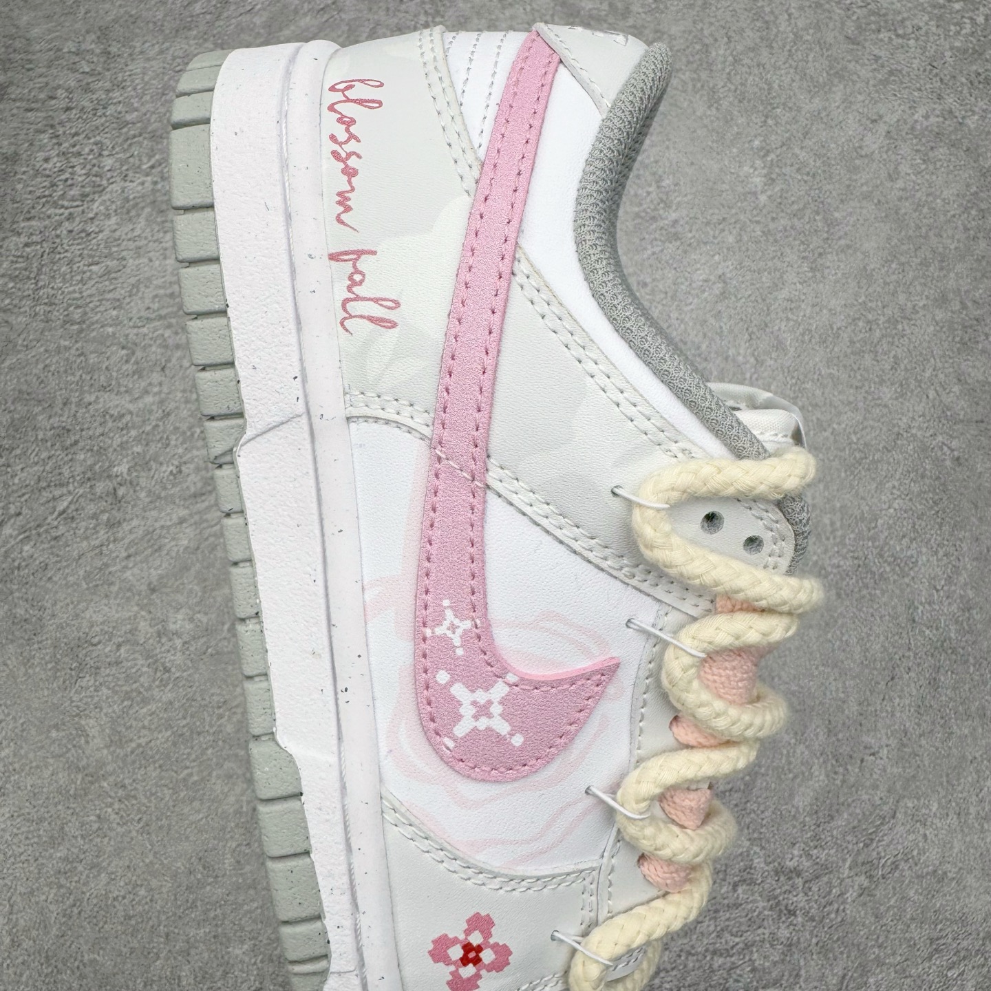 图片[6]-＃YC纯原 NK Dunk Low 落花 DD1503-103 此款以「落花」为名，整体以纯净的白色铺陈，落下一场温柔的粉黛。浅灰白鞋身如初春薄雾，侧畔浅粉Swoosh如同被春风拂过的花瓣。后跟艺术英文字样与淡雅花卉印花若隐若现，宛如花瓣落于肩头，于运动基因中注入高定般的浪漫细节。定制系列天花板 无原鞋不开发 全系列得物原鞋一比一校对开发 配色持续更新中 终端对接 优势输出 全套原厂楦头原纸板数据档案倾力打造 原汁原味莞产 极致还原 圈内最强针车工艺 高端零售指定版 广东原厂配套原盒原标 鞋盒分三个尺码段 原厂冲刀 超高清洁度 全鞋零毛边皮料切割 采用原厂百宏鞋带以及原厂百宏织唛舌标 内标可供原厂几率过验 进口原装条纹中底布 四线拉帮白色点胶 原厂拉帮手法遵循公司 原厂电绣 极致还原 尺码：36 36.5 37.5 38 38.5 39 40 40.5 41 42 42.5 43 44 44.5 45 46-选品中心
