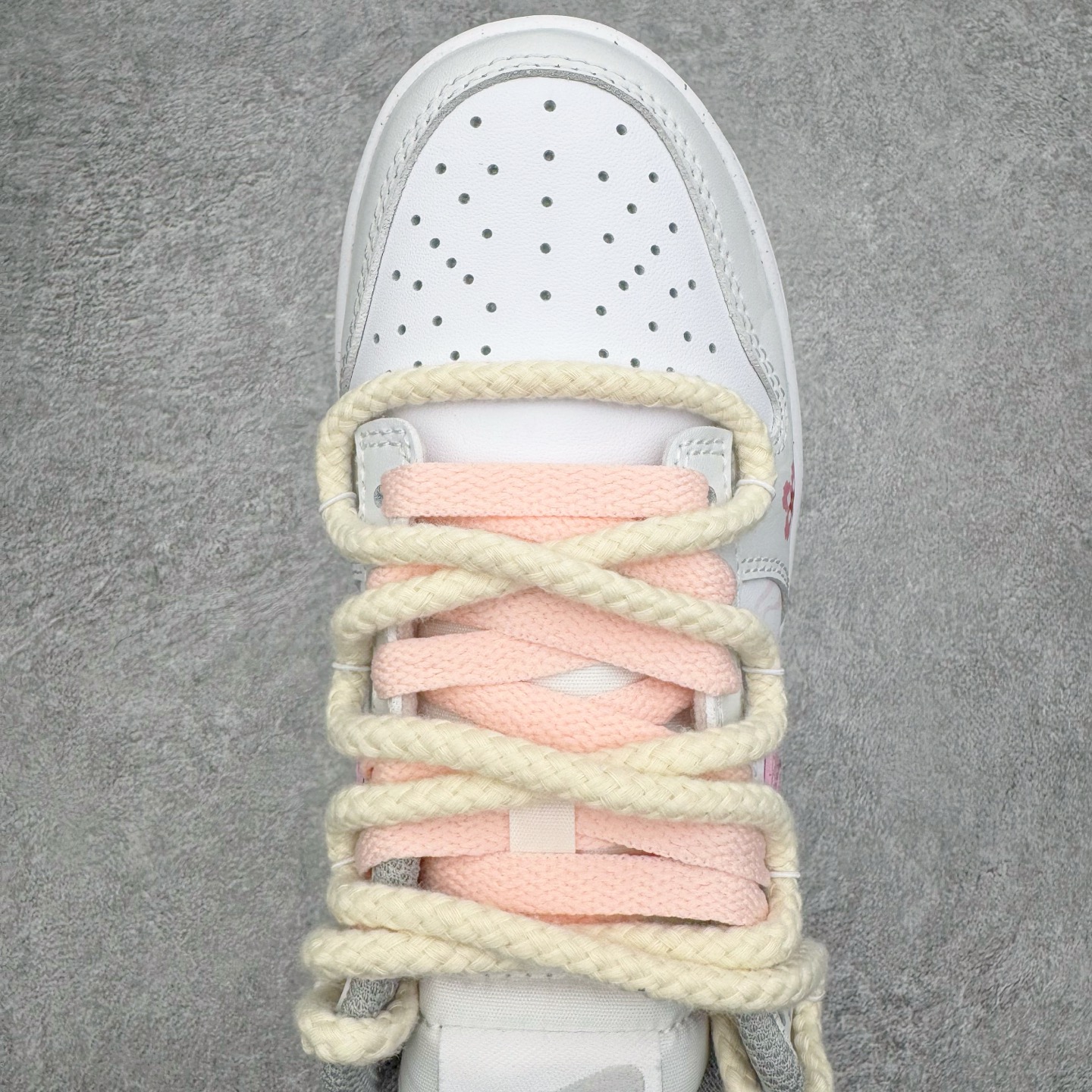 图片[4]-＃YC纯原 NK Dunk Low 落花 DD1503-103 此款以「落花」为名，整体以纯净的白色铺陈，落下一场温柔的粉黛。浅灰白鞋身如初春薄雾，侧畔浅粉Swoosh如同被春风拂过的花瓣。后跟艺术英文字样与淡雅花卉印花若隐若现，宛如花瓣落于肩头，于运动基因中注入高定般的浪漫细节。定制系列天花板 无原鞋不开发 全系列得物原鞋一比一校对开发 配色持续更新中 终端对接 优势输出 全套原厂楦头原纸板数据档案倾力打造 原汁原味莞产 极致还原 圈内最强针车工艺 高端零售指定版 广东原厂配套原盒原标 鞋盒分三个尺码段 原厂冲刀 超高清洁度 全鞋零毛边皮料切割 采用原厂百宏鞋带以及原厂百宏织唛舌标 内标可供原厂几率过验 进口原装条纹中底布 四线拉帮白色点胶 原厂拉帮手法遵循公司 原厂电绣 极致还原 尺码：36 36.5 37.5 38 38.5 39 40 40.5 41 42 42.5 43 44 44.5 45 46-选品中心