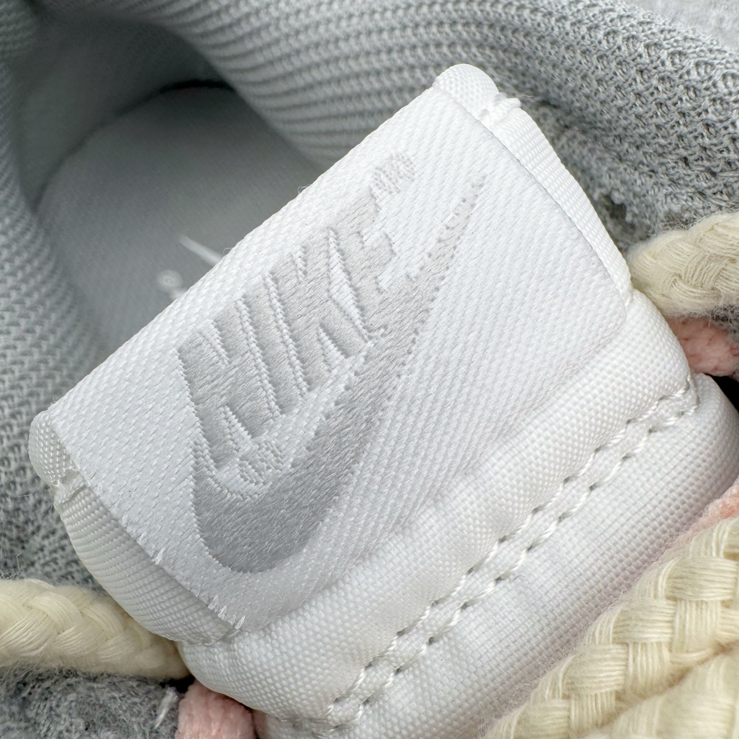 图片[13]-＃YC纯原 NK Dunk Low 落花 DD1503-103 此款以「落花」为名，整体以纯净的白色铺陈，落下一场温柔的粉黛。浅灰白鞋身如初春薄雾，侧畔浅粉Swoosh如同被春风拂过的花瓣。后跟艺术英文字样与淡雅花卉印花若隐若现，宛如花瓣落于肩头，于运动基因中注入高定般的浪漫细节。定制系列天花板 无原鞋不开发 全系列得物原鞋一比一校对开发 配色持续更新中 终端对接 优势输出 全套原厂楦头原纸板数据档案倾力打造 原汁原味莞产 极致还原 圈内最强针车工艺 高端零售指定版 广东原厂配套原盒原标 鞋盒分三个尺码段 原厂冲刀 超高清洁度 全鞋零毛边皮料切割 采用原厂百宏鞋带以及原厂百宏织唛舌标 内标可供原厂几率过验 进口原装条纹中底布 四线拉帮白色点胶 原厂拉帮手法遵循公司 原厂电绣 极致还原 尺码：36 36.5 37.5 38 38.5 39 40 40.5 41 42 42.5 43 44 44.5 45 46-选品中心