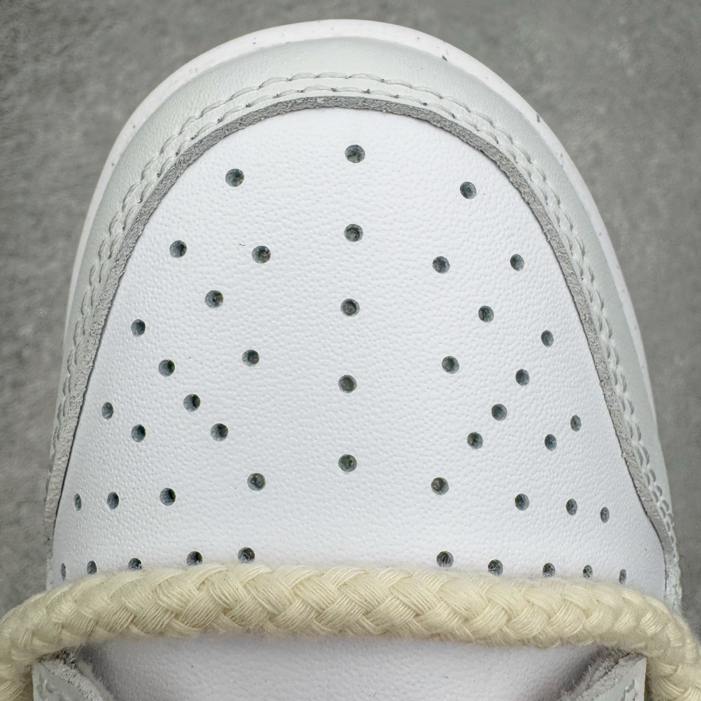 图片[15]-＃YC纯原 NK Dunk Low 落花 DD1503-103 此款以「落花」为名，整体以纯净的白色铺陈，落下一场温柔的粉黛。浅灰白鞋身如初春薄雾，侧畔浅粉Swoosh如同被春风拂过的花瓣。后跟艺术英文字样与淡雅花卉印花若隐若现，宛如花瓣落于肩头，于运动基因中注入高定般的浪漫细节。定制系列天花板 无原鞋不开发 全系列得物原鞋一比一校对开发 配色持续更新中 终端对接 优势输出 全套原厂楦头原纸板数据档案倾力打造 原汁原味莞产 极致还原 圈内最强针车工艺 高端零售指定版 广东原厂配套原盒原标 鞋盒分三个尺码段 原厂冲刀 超高清洁度 全鞋零毛边皮料切割 采用原厂百宏鞋带以及原厂百宏织唛舌标 内标可供原厂几率过验 进口原装条纹中底布 四线拉帮白色点胶 原厂拉帮手法遵循公司 原厂电绣 极致还原 尺码：36 36.5 37.5 38 38.5 39 40 40.5 41 42 42.5 43 44 44.5 45 46-选品中心