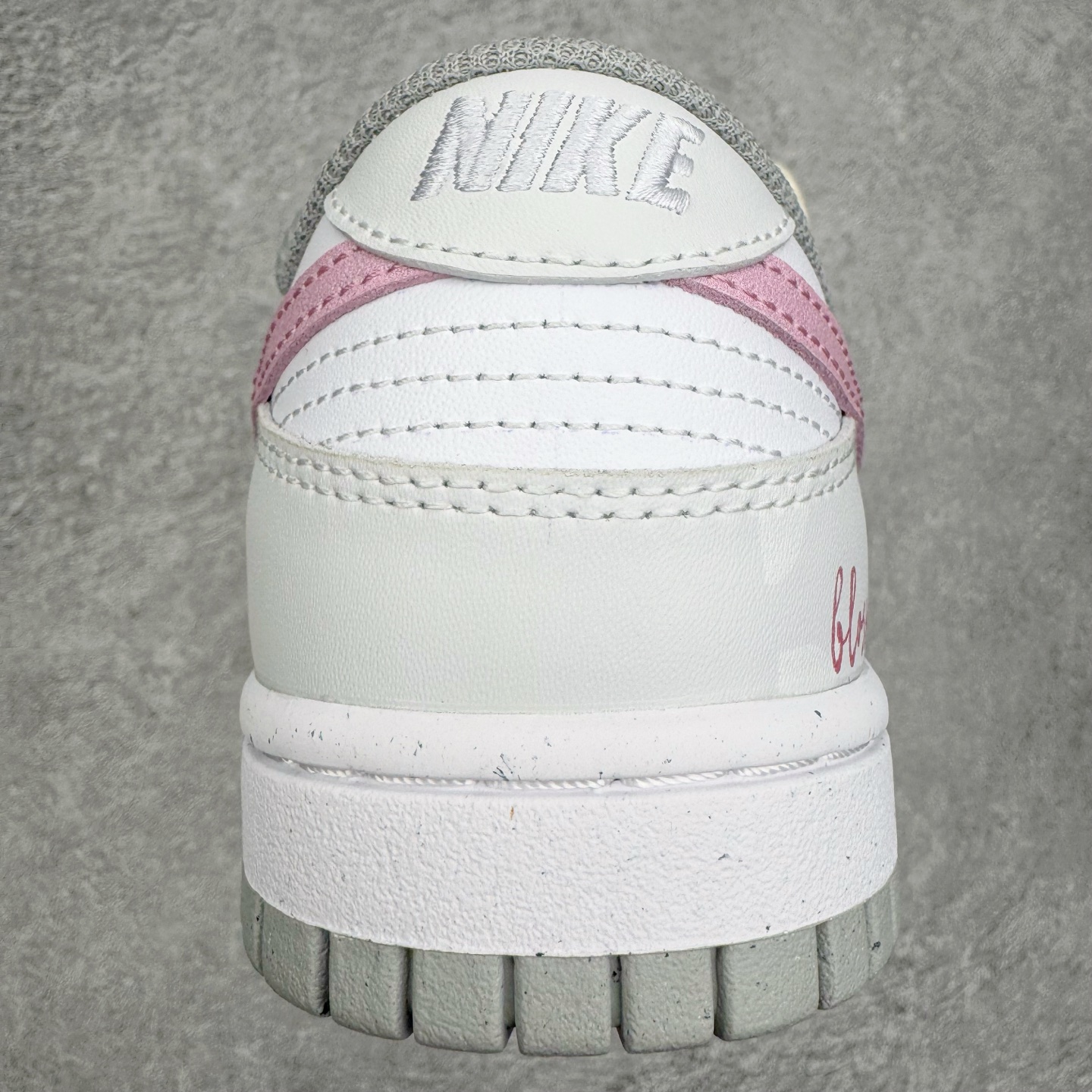 图片[8]-＃YC纯原 NK Dunk Low 落花 DD1503-103 此款以「落花」为名，整体以纯净的白色铺陈，落下一场温柔的粉黛。浅灰白鞋身如初春薄雾，侧畔浅粉Swoosh如同被春风拂过的花瓣。后跟艺术英文字样与淡雅花卉印花若隐若现，宛如花瓣落于肩头，于运动基因中注入高定般的浪漫细节。定制系列天花板 无原鞋不开发 全系列得物原鞋一比一校对开发 配色持续更新中 终端对接 优势输出 全套原厂楦头原纸板数据档案倾力打造 原汁原味莞产 极致还原 圈内最强针车工艺 高端零售指定版 广东原厂配套原盒原标 鞋盒分三个尺码段 原厂冲刀 超高清洁度 全鞋零毛边皮料切割 采用原厂百宏鞋带以及原厂百宏织唛舌标 内标可供原厂几率过验 进口原装条纹中底布 四线拉帮白色点胶 原厂拉帮手法遵循公司 原厂电绣 极致还原 尺码：36 36.5 37.5 38 38.5 39 40 40.5 41 42 42.5 43 44 44.5 45 46-选品中心