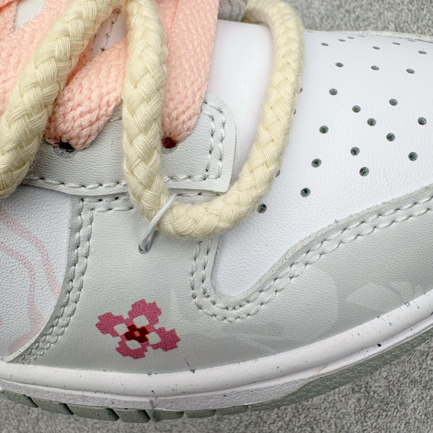 图片[19]-＃YC纯原 NK Dunk Low 落花 DD1503-103 此款以「落花」为名，整体以纯净的白色铺陈，落下一场温柔的粉黛。浅灰白鞋身如初春薄雾，侧畔浅粉Swoosh如同被春风拂过的花瓣。后跟艺术英文字样与淡雅花卉印花若隐若现，宛如花瓣落于肩头，于运动基因中注入高定般的浪漫细节。定制系列天花板 无原鞋不开发 全系列得物原鞋一比一校对开发 配色持续更新中 终端对接 优势输出 全套原厂楦头原纸板数据档案倾力打造 原汁原味莞产 极致还原 圈内最强针车工艺 高端零售指定版 广东原厂配套原盒原标 鞋盒分三个尺码段 原厂冲刀 超高清洁度 全鞋零毛边皮料切割 采用原厂百宏鞋带以及原厂百宏织唛舌标 内标可供原厂几率过验 进口原装条纹中底布 四线拉帮白色点胶 原厂拉帮手法遵循公司 原厂电绣 极致还原 尺码：36 36.5 37.5 38 38.5 39 40 40.5 41 42 42.5 43 44 44.5 45 46-选品中心