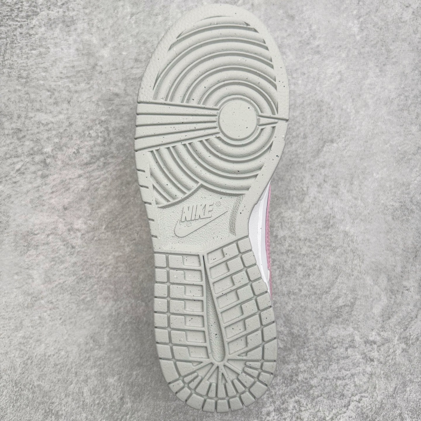 图片[9]-＃YC纯原 NK Dunk Low 落花 DD1503-103 此款以「落花」为名，整体以纯净的白色铺陈，落下一场温柔的粉黛。浅灰白鞋身如初春薄雾，侧畔浅粉Swoosh如同被春风拂过的花瓣。后跟艺术英文字样与淡雅花卉印花若隐若现，宛如花瓣落于肩头，于运动基因中注入高定般的浪漫细节。定制系列天花板 无原鞋不开发 全系列得物原鞋一比一校对开发 配色持续更新中 终端对接 优势输出 全套原厂楦头原纸板数据档案倾力打造 原汁原味莞产 极致还原 圈内最强针车工艺 高端零售指定版 广东原厂配套原盒原标 鞋盒分三个尺码段 原厂冲刀 超高清洁度 全鞋零毛边皮料切割 采用原厂百宏鞋带以及原厂百宏织唛舌标 内标可供原厂几率过验 进口原装条纹中底布 四线拉帮白色点胶 原厂拉帮手法遵循公司 原厂电绣 极致还原 尺码：36 36.5 37.5 38 38.5 39 40 40.5 41 42 42.5 43 44 44.5 45 46-选品中心