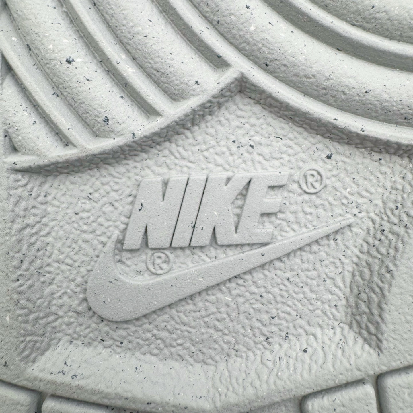 图片[20]-＃YC纯原 NK Dunk Low 落花 DD1503-103 此款以「落花」为名，整体以纯净的白色铺陈，落下一场温柔的粉黛。浅灰白鞋身如初春薄雾，侧畔浅粉Swoosh如同被春风拂过的花瓣。后跟艺术英文字样与淡雅花卉印花若隐若现，宛如花瓣落于肩头，于运动基因中注入高定般的浪漫细节。定制系列天花板 无原鞋不开发 全系列得物原鞋一比一校对开发 配色持续更新中 终端对接 优势输出 全套原厂楦头原纸板数据档案倾力打造 原汁原味莞产 极致还原 圈内最强针车工艺 高端零售指定版 广东原厂配套原盒原标 鞋盒分三个尺码段 原厂冲刀 超高清洁度 全鞋零毛边皮料切割 采用原厂百宏鞋带以及原厂百宏织唛舌标 内标可供原厂几率过验 进口原装条纹中底布 四线拉帮白色点胶 原厂拉帮手法遵循公司 原厂电绣 极致还原 尺码：36 36.5 37.5 38 38.5 39 40 40.5 41 42 42.5 43 44 44.5 45 46-选品中心