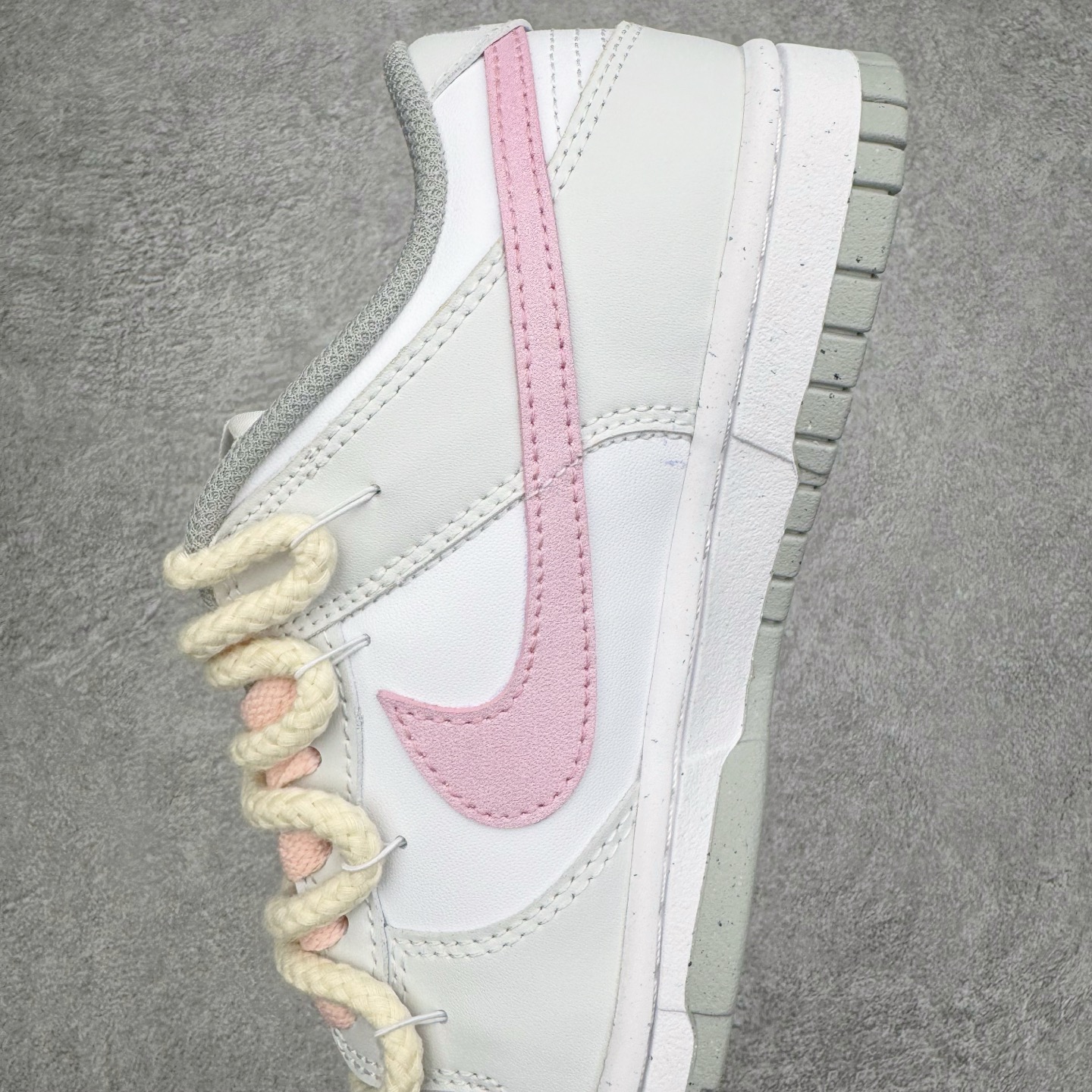 图片[7]-＃YC纯原 NK Dunk Low 落花 DD1503-103 此款以「落花」为名，整体以纯净的白色铺陈，落下一场温柔的粉黛。浅灰白鞋身如初春薄雾，侧畔浅粉Swoosh如同被春风拂过的花瓣。后跟艺术英文字样与淡雅花卉印花若隐若现，宛如花瓣落于肩头，于运动基因中注入高定般的浪漫细节。定制系列天花板 无原鞋不开发 全系列得物原鞋一比一校对开发 配色持续更新中 终端对接 优势输出 全套原厂楦头原纸板数据档案倾力打造 原汁原味莞产 极致还原 圈内最强针车工艺 高端零售指定版 广东原厂配套原盒原标 鞋盒分三个尺码段 原厂冲刀 超高清洁度 全鞋零毛边皮料切割 采用原厂百宏鞋带以及原厂百宏织唛舌标 内标可供原厂几率过验 进口原装条纹中底布 四线拉帮白色点胶 原厂拉帮手法遵循公司 原厂电绣 极致还原 尺码：36 36.5 37.5 38 38.5 39 40 40.5 41 42 42.5 43 44 44.5 45 46-选品中心